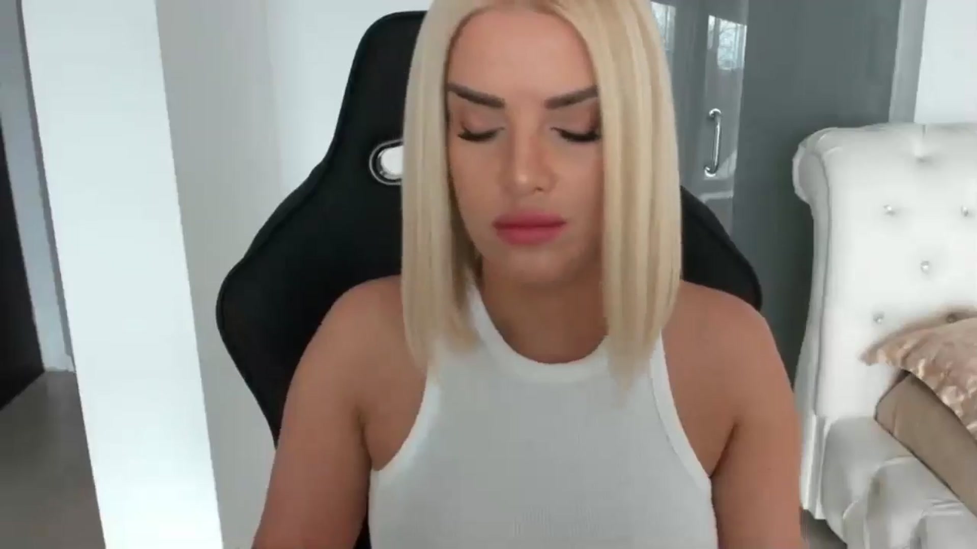 Gallery image thumbnail from Allesia_'s myfreecams stream on, 01/25/2025, 12:06 image 9 of 20