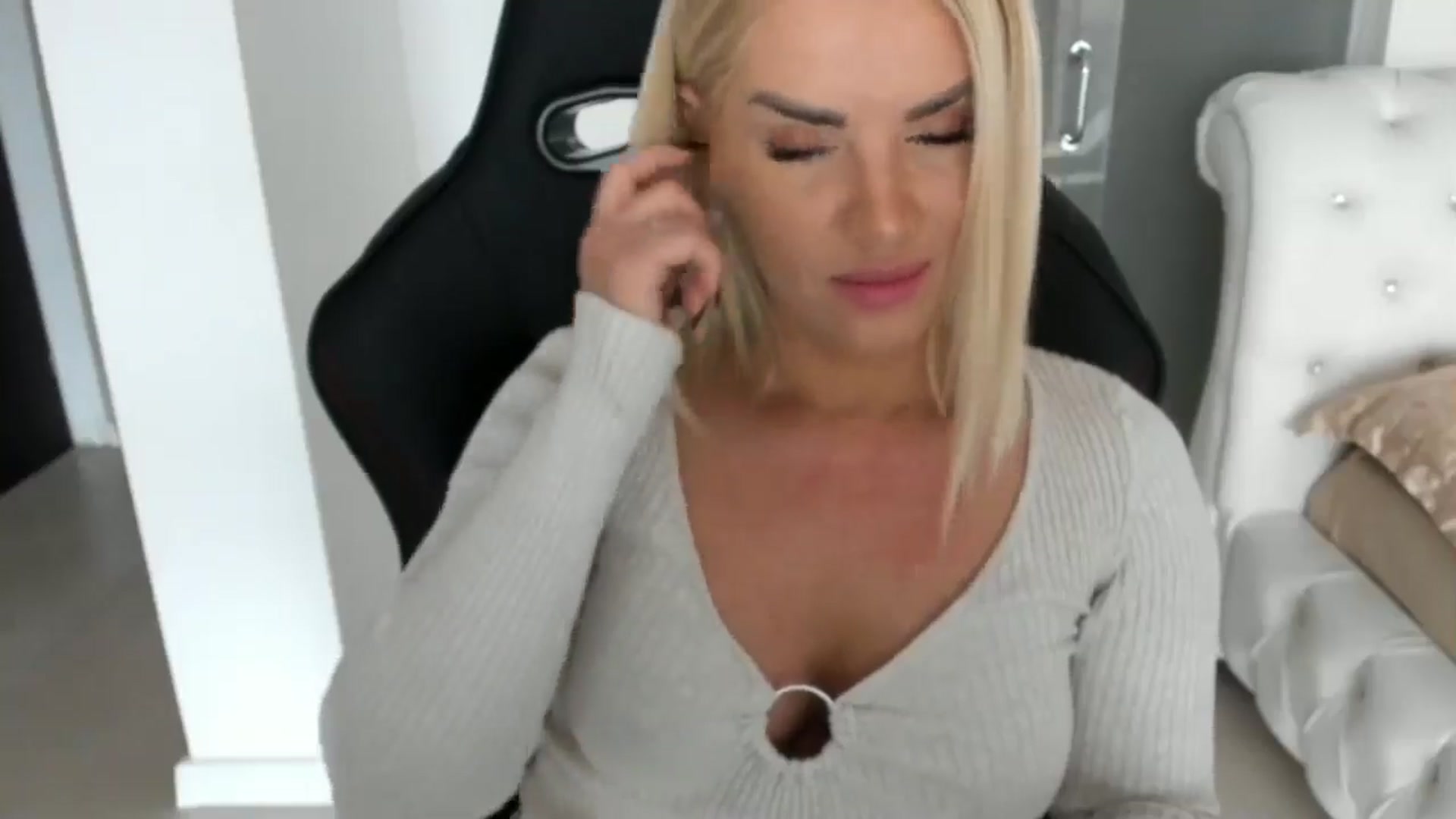 Gallery image thumbnail from Allesia_'s myfreecams stream on, 01/26/2025, 10:47 image 17 of 20