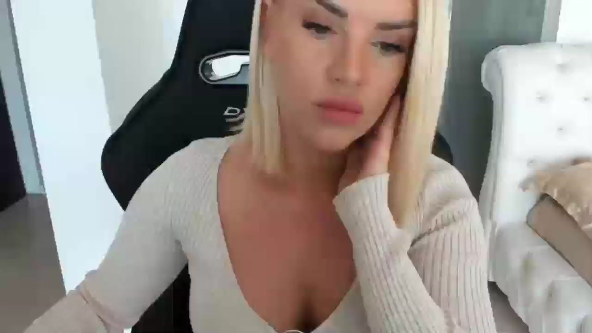 Gallery image thumbnail from Allesia_'s myfreecams stream on, 01/26/2025, 12:25 image 10 of 20