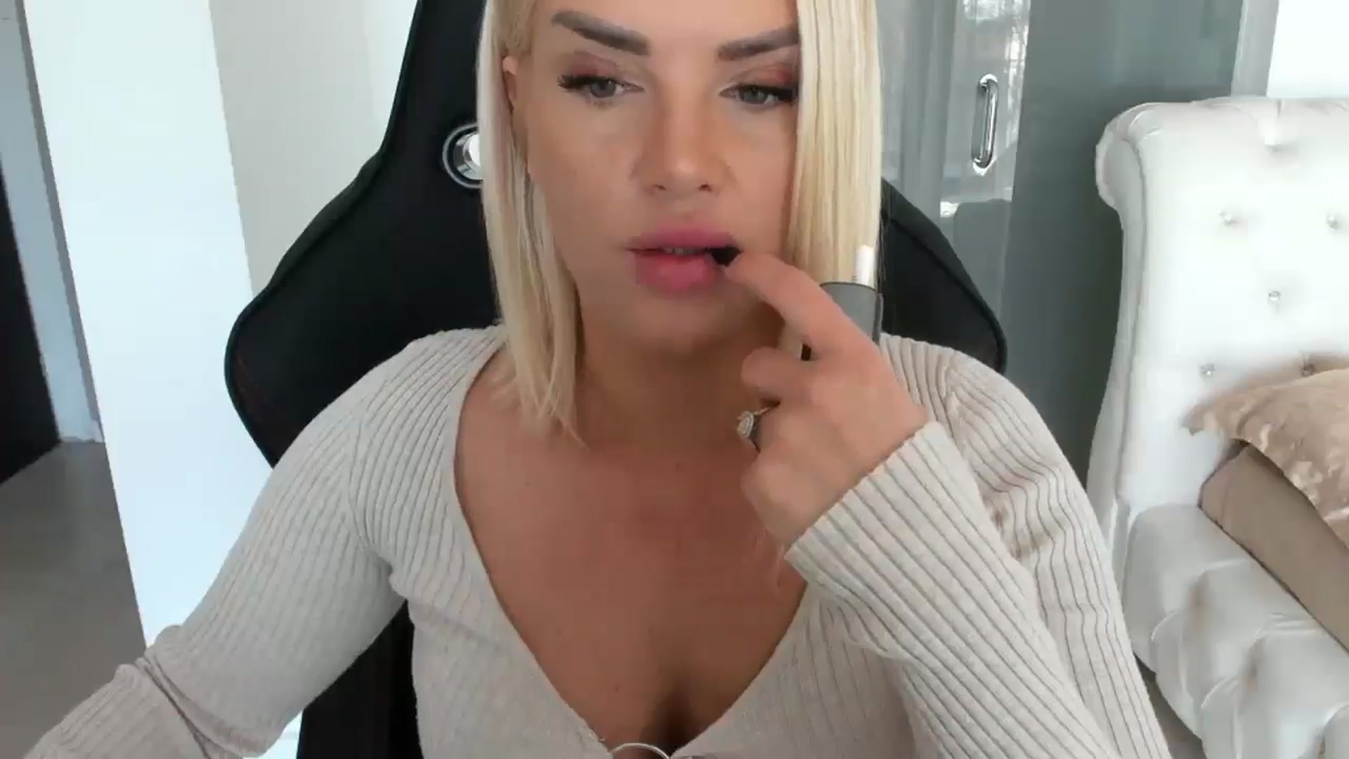Gallery image thumbnail from Allesia_'s myfreecams stream on, 01/26/2025, 12:25 image 15 of 20