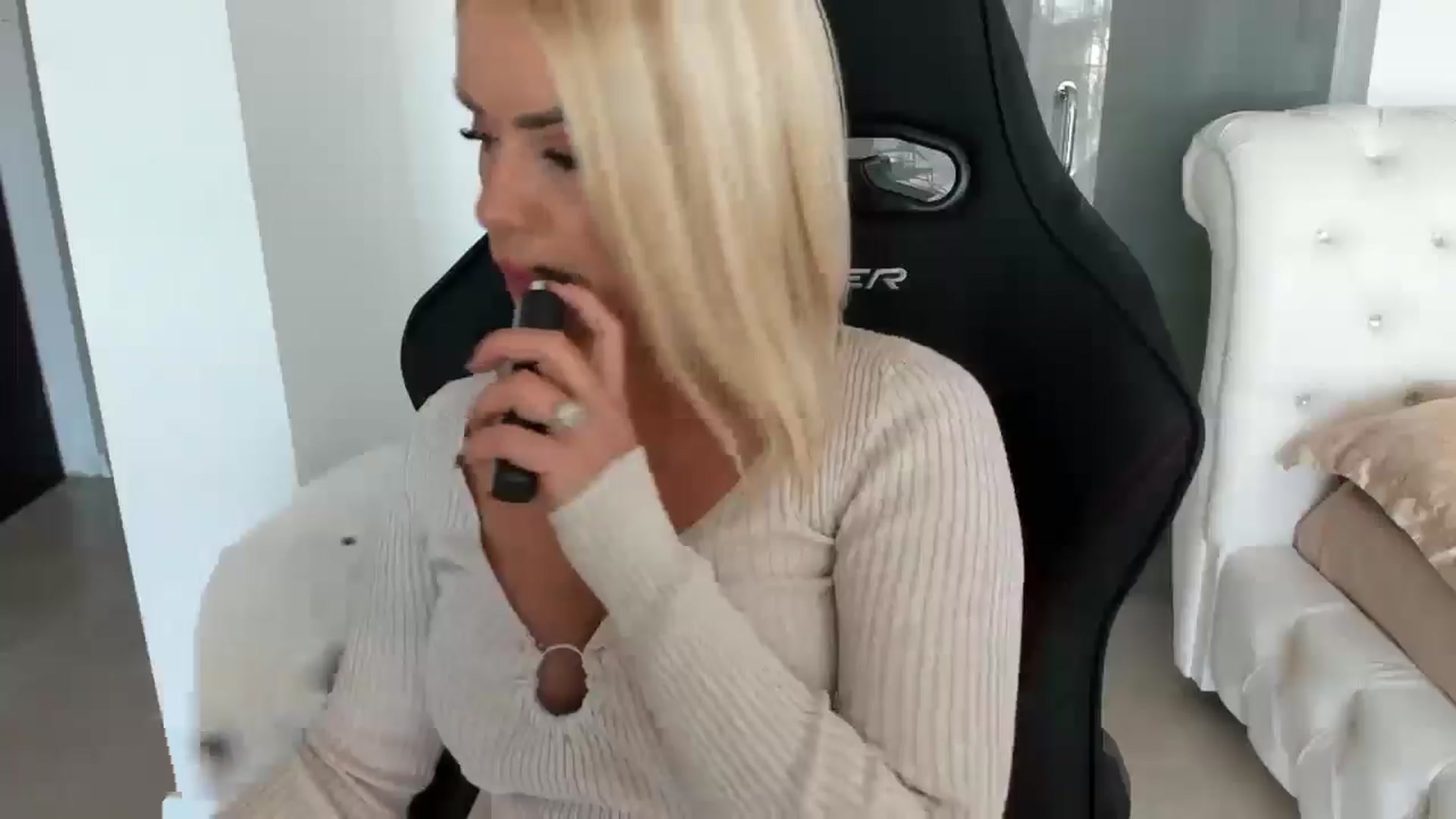 Gallery image thumbnail from Allesia_'s myfreecams stream on, 01/26/2025, 12:25 image 16 of 20
