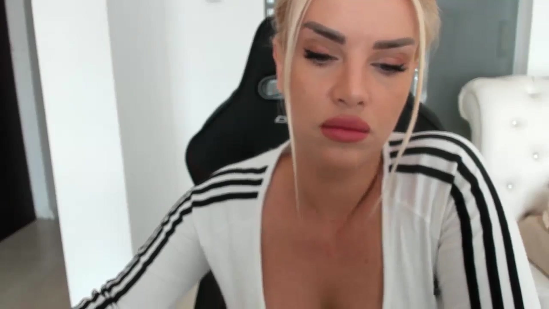 Gallery image thumbnail from Allesia_'s myfreecams stream on, 01/30/2025, 10:50 image 17 of 20