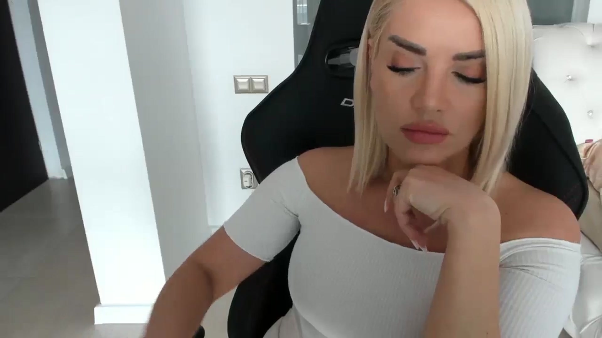 Gallery image thumbnail from Allesia_'s myfreecams stream on, 02/04/2025, 11:46 image 7 of 20