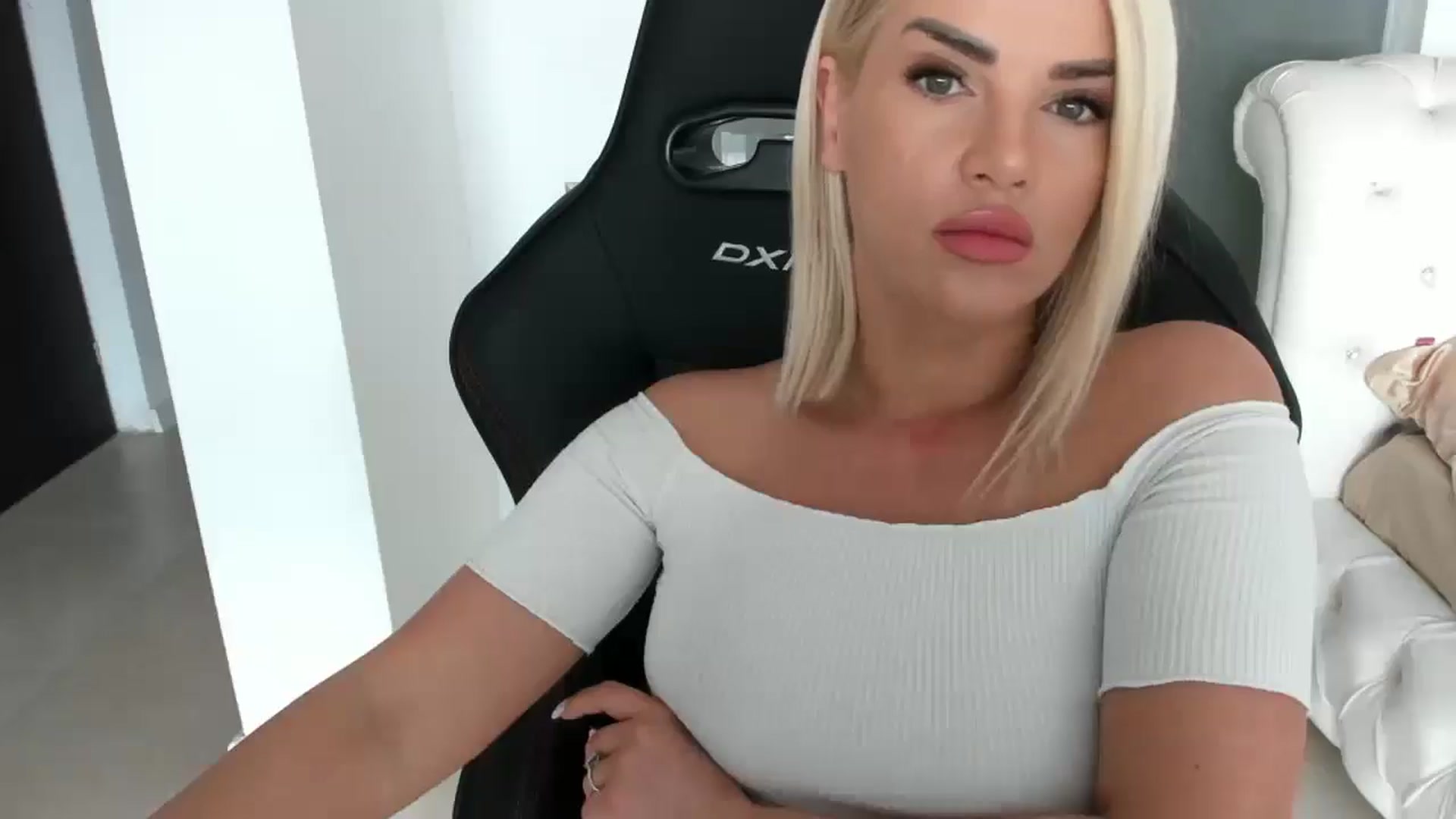 Gallery image thumbnail from Allesia_'s myfreecams stream on, 02/04/2025, 11:46 image 15 of 20