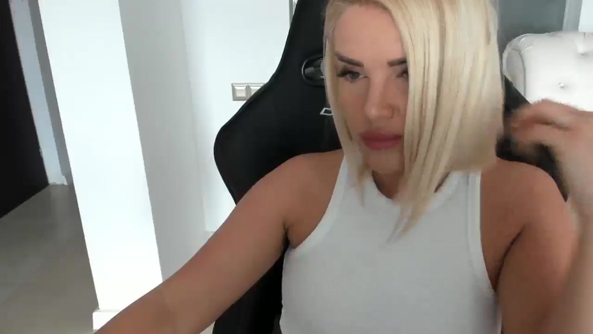 Gallery image thumbnail from Allesia_'s myfreecams stream on, 02/06/2025, 11:15 image 8 of 20