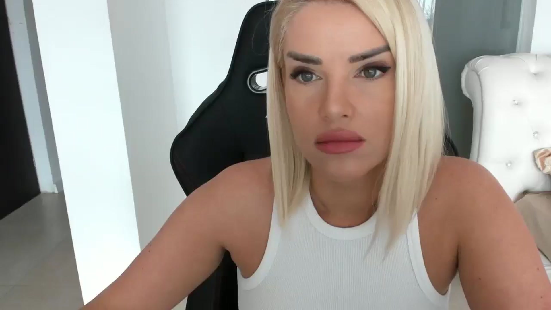 Gallery image thumbnail from Allesia_'s myfreecams stream on, 02/06/2025, 11:15 image 2 of 20