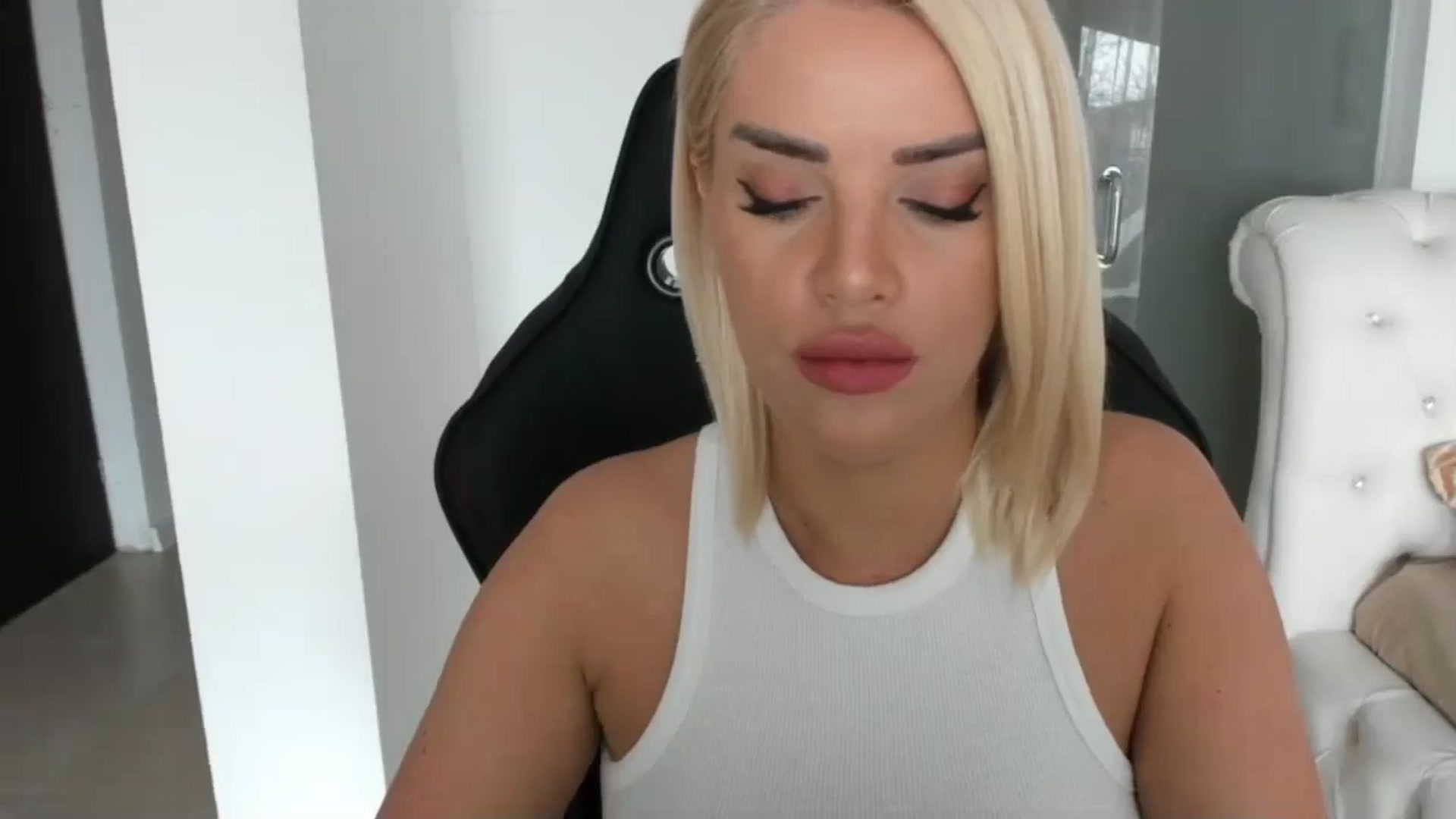 Gallery image thumbnail from Allesia_'s myfreecams stream on, 02/06/2025, 11:15 image 14 of 20