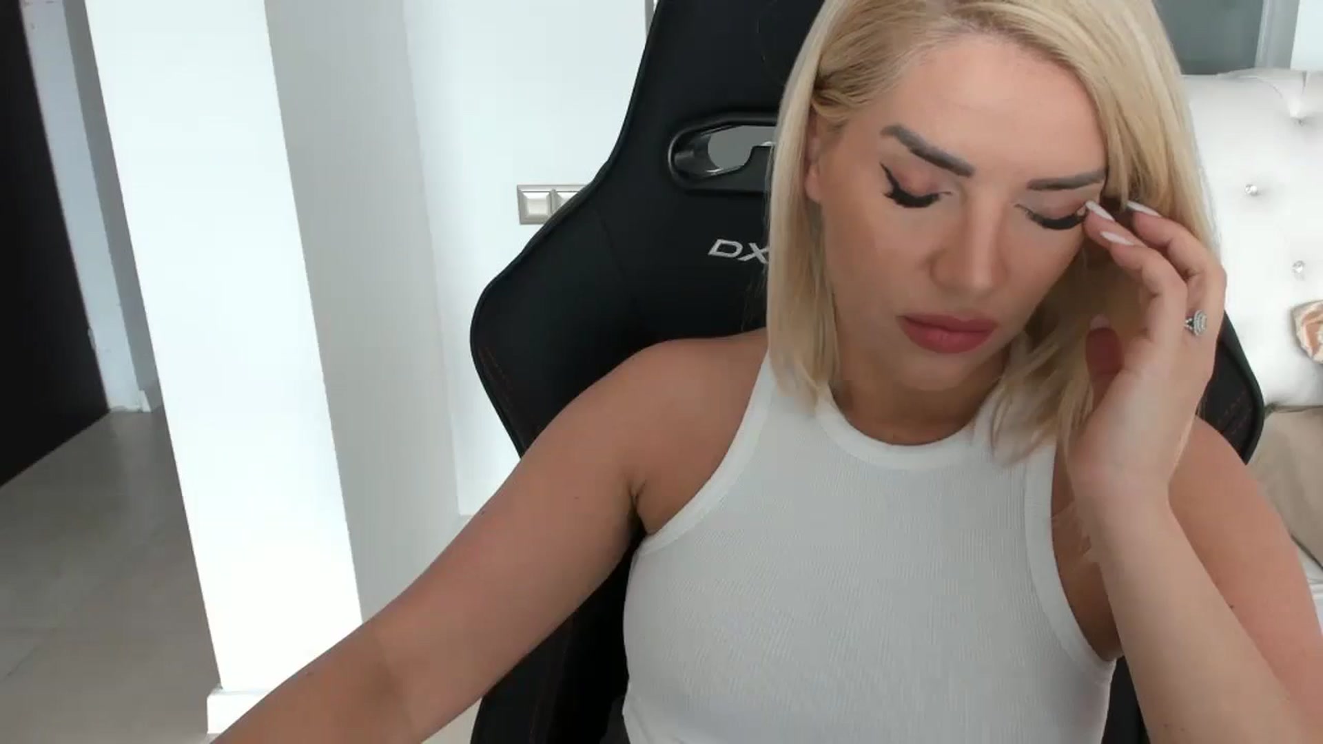 Gallery image thumbnail from Allesia_'s myfreecams stream on, 02/06/2025, 11:15 image 7 of 20
