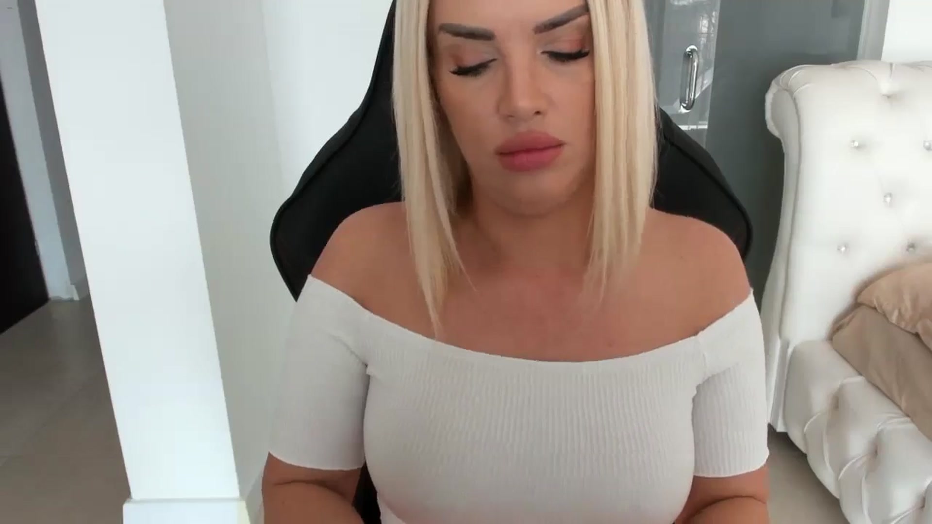Gallery image thumbnail from Allesia_'s myfreecams stream on, 02/10/2025, 11:54 image 14 of 20