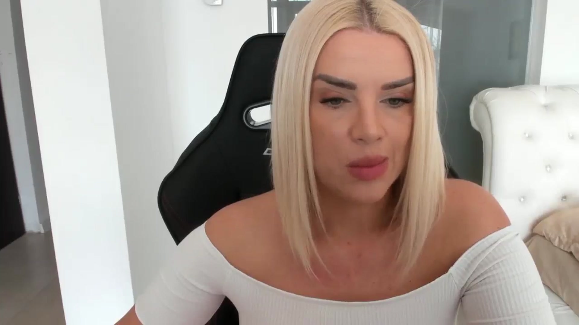 Gallery image thumbnail from Allesia_'s myfreecams stream on, 02/10/2025, 11:54 image 6 of 20