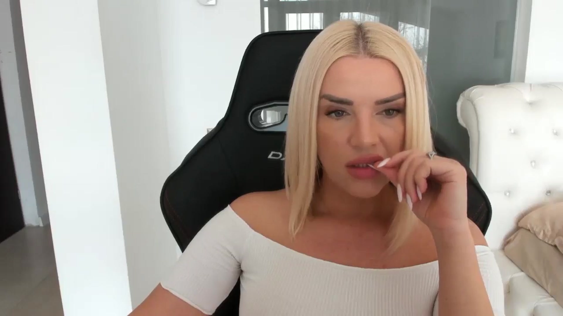 Gallery image thumbnail from Allesia_'s myfreecams stream on, 02/10/2025, 11:54 image 9 of 20