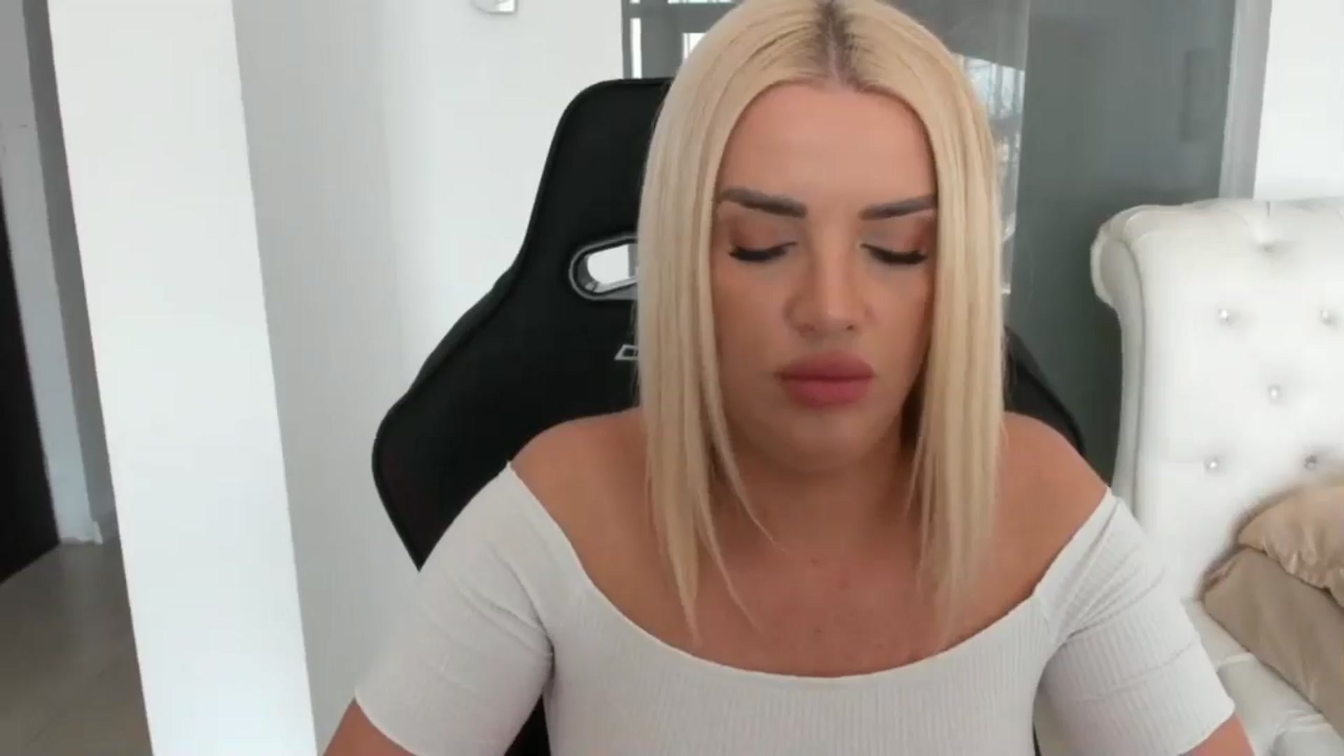 Gallery image thumbnail from Allesia_'s myfreecams stream on, 02/10/2025, 11:54 image 11 of 20