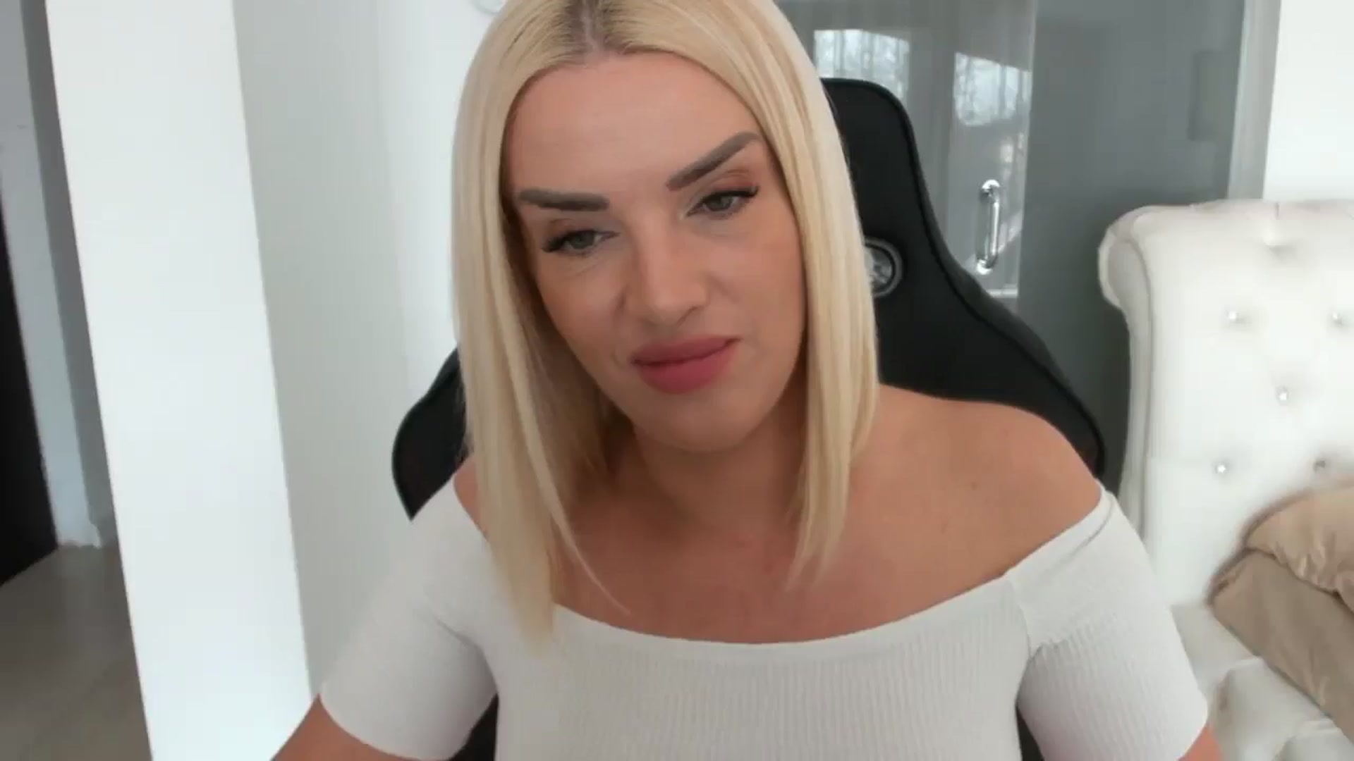 Gallery image thumbnail from Allesia_'s myfreecams stream on, 02/10/2025, 11:54 image 12 of 20