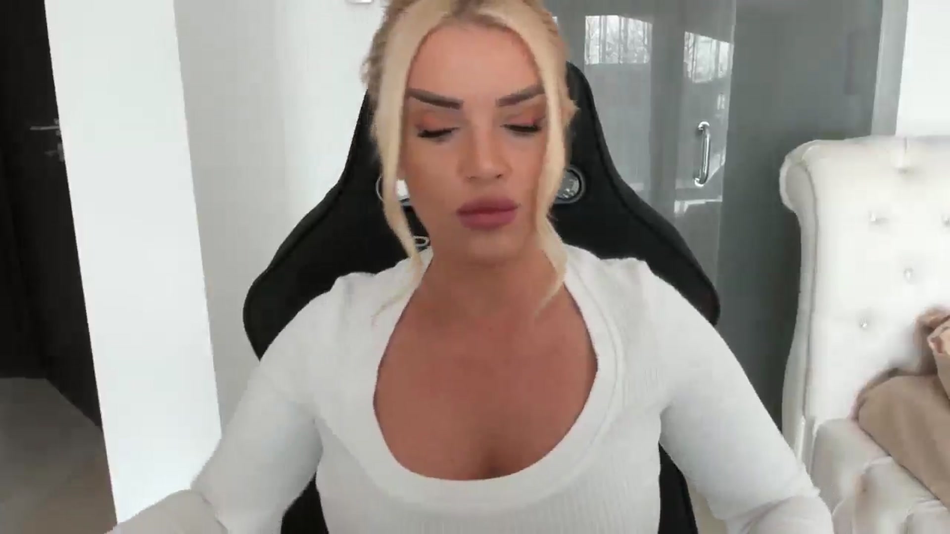 Gallery image thumbnail from Allesia_'s myfreecams stream on, 02/13/2025, 11:39 image 9 of 20