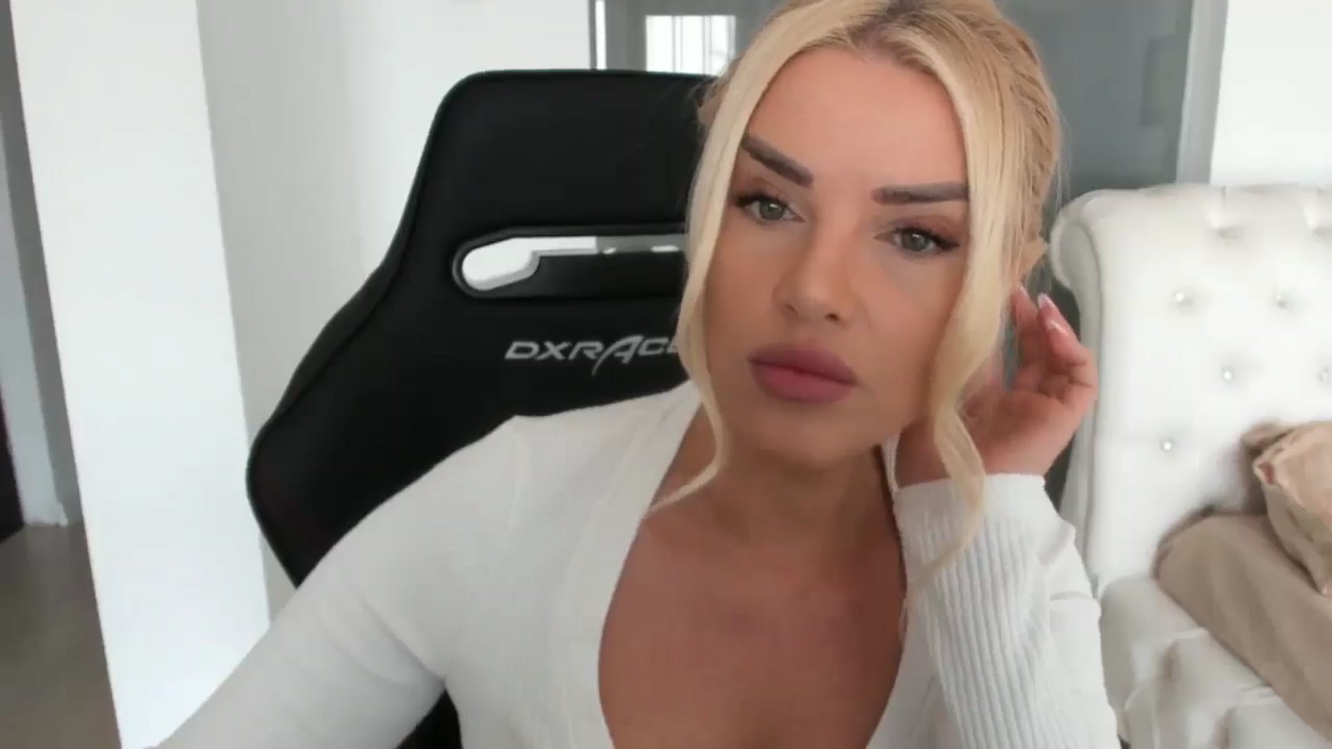 Gallery image thumbnail from Allesia_'s myfreecams stream on, 02/13/2025, 11:39 image 16 of 20