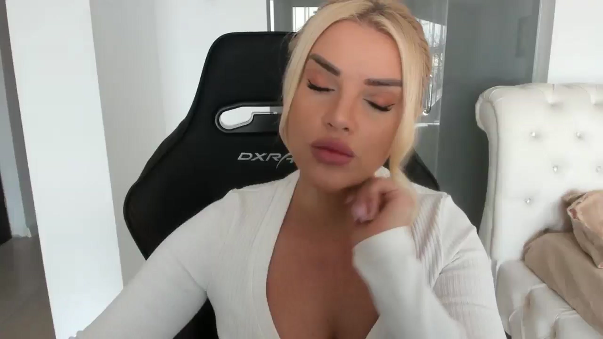 Gallery image thumbnail from Allesia_'s myfreecams stream on, 02/13/2025, 11:39 image 19 of 20