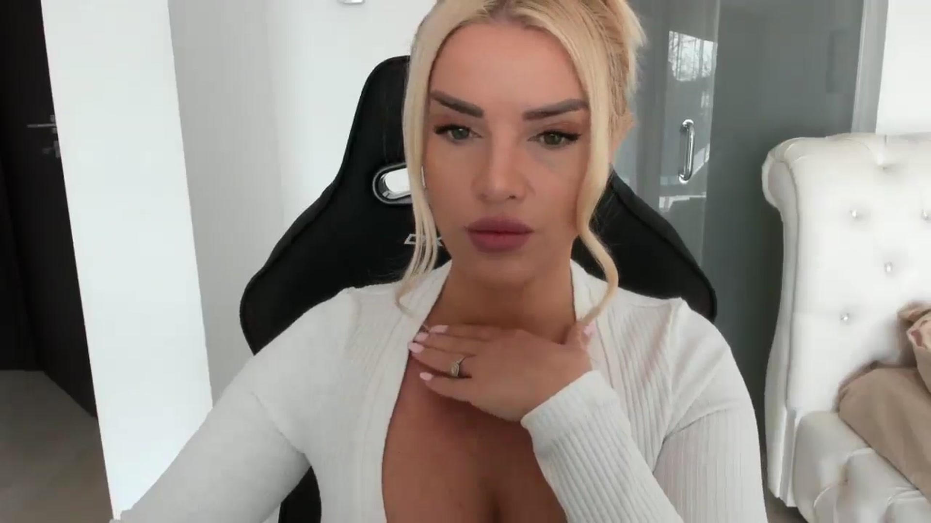 Gallery image thumbnail from Allesia_'s myfreecams stream on, 02/13/2025, 11:39 image 2 of 20