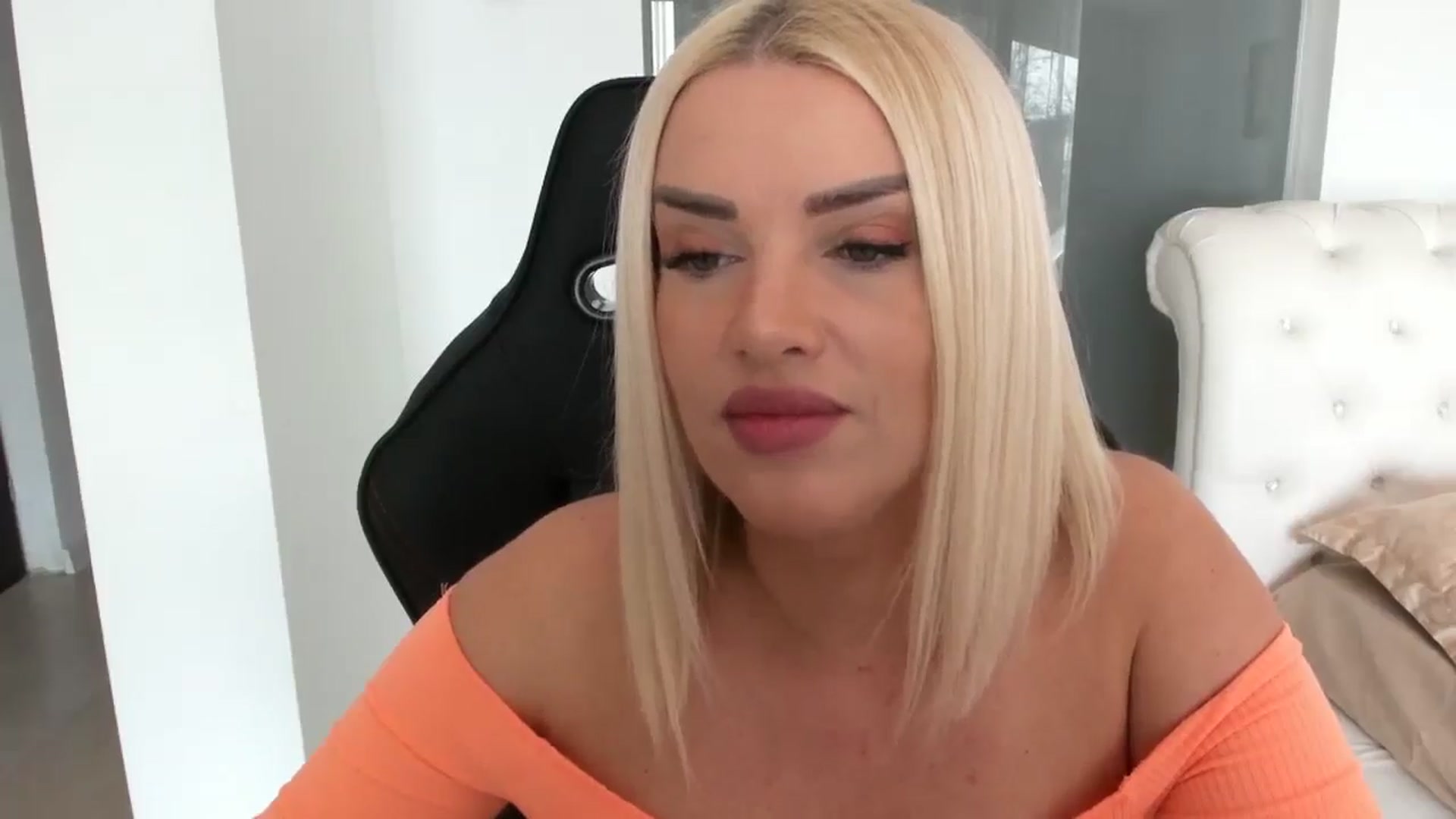 Gallery image thumbnail from Allesia_'s myfreecams stream on, 02/14/2025, 11:27 image 3 of 20