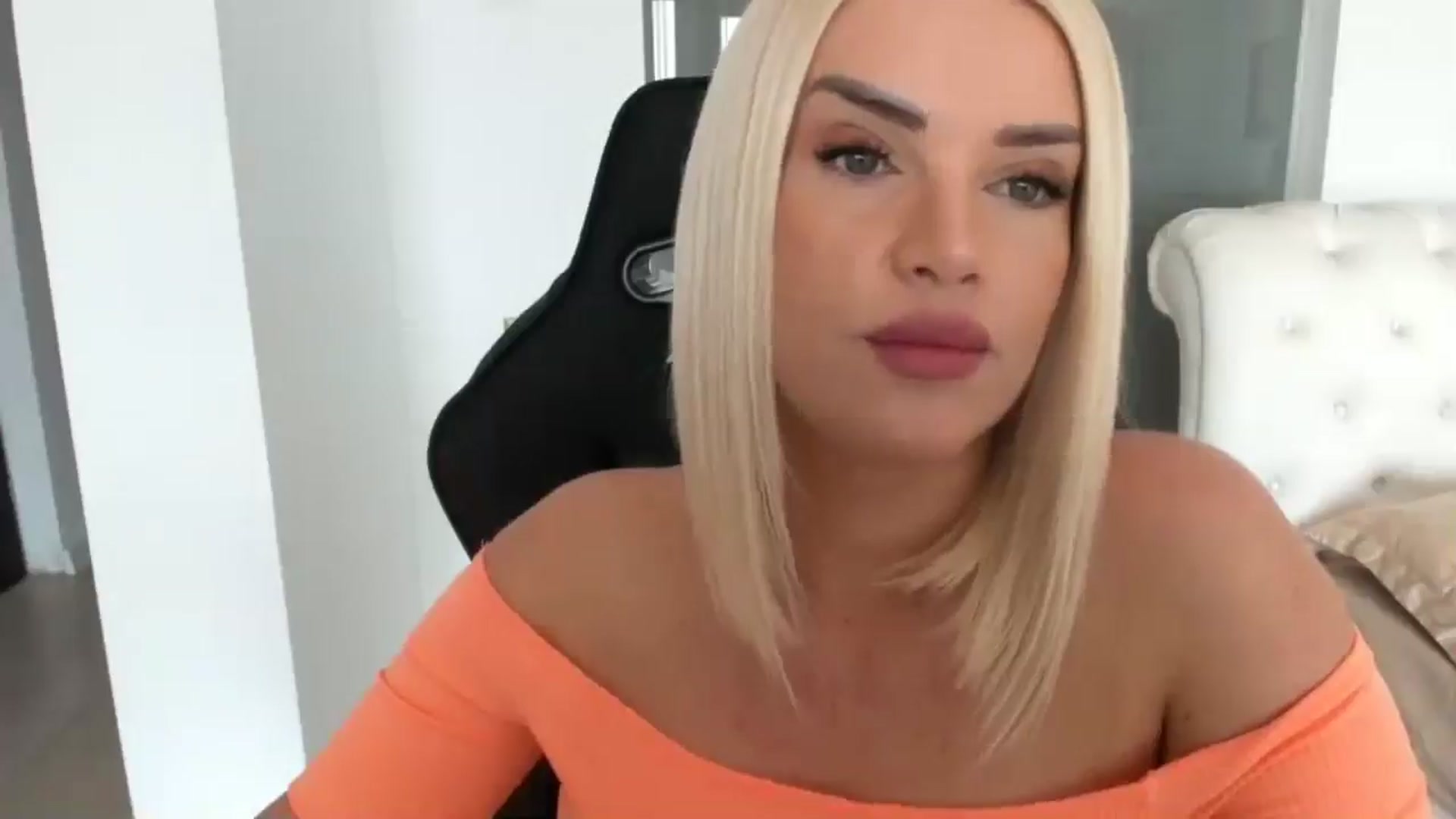 Gallery image thumbnail from Allesia_'s myfreecams stream on, 02/14/2025, 11:27 image 16 of 20