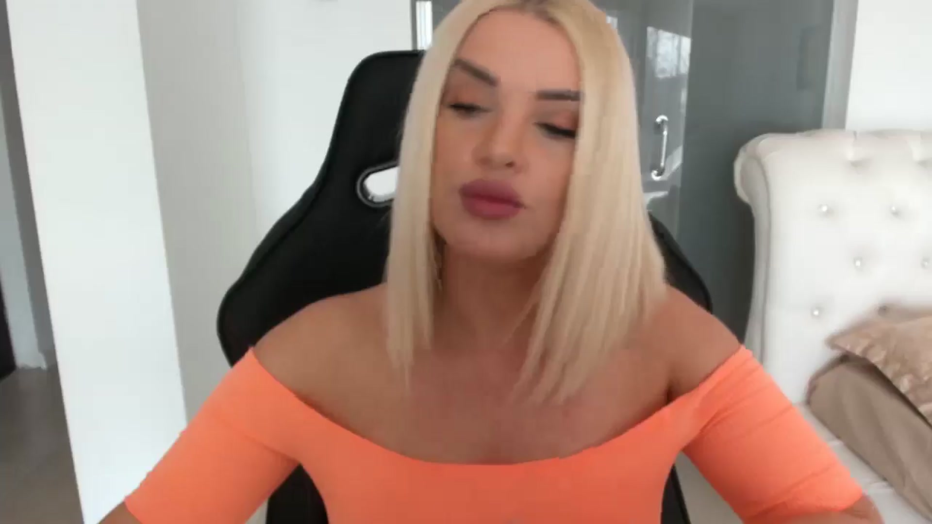 Gallery image thumbnail from Allesia_'s myfreecams stream on, 02/14/2025, 11:27 image 2 of 20