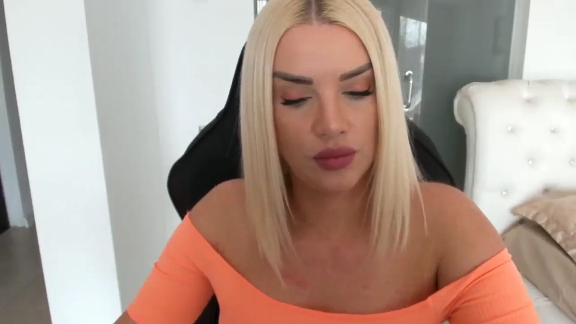 Gallery image thumbnail from Allesia_'s myfreecams stream on, 02/14/2025, 11:27 image 11 of 20