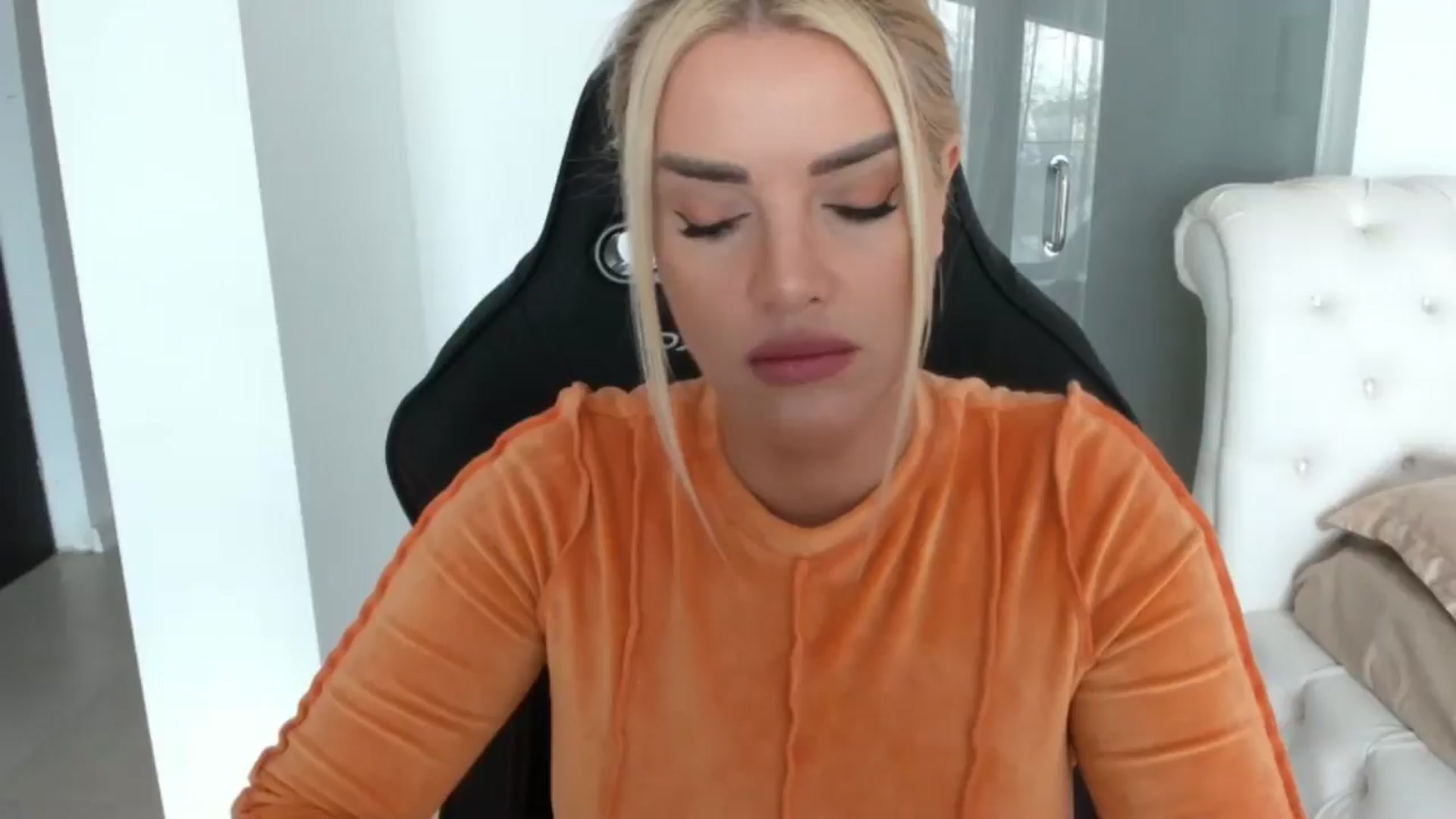 Gallery image thumbnail from Allesia_'s myfreecams stream on, 02/17/2025, 10:56 image 16 of 20