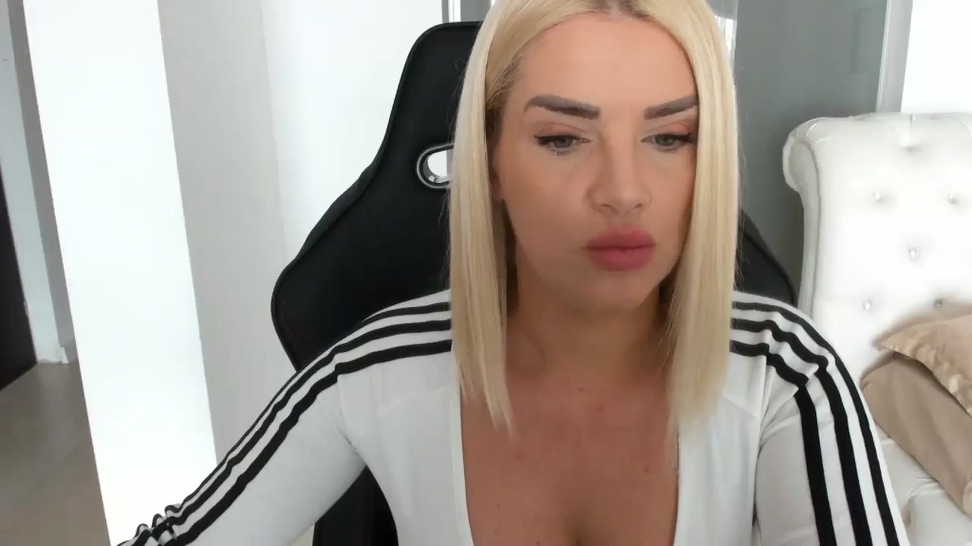 Gallery image thumbnail from Allesia_'s myfreecams stream on, 02/18/2025, 10:43 image 15 of 20