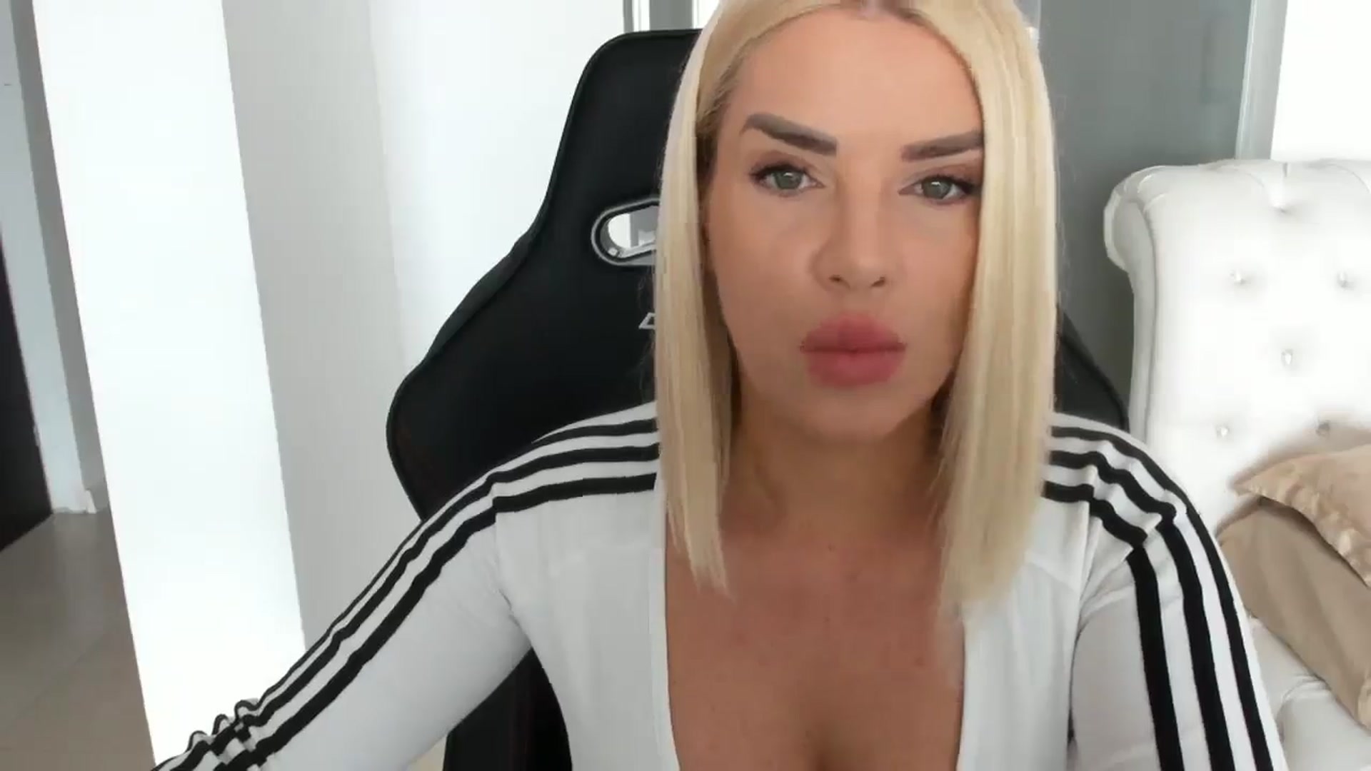 Gallery image thumbnail from Allesia_'s myfreecams stream on, 02/18/2025, 10:43 image 16 of 20