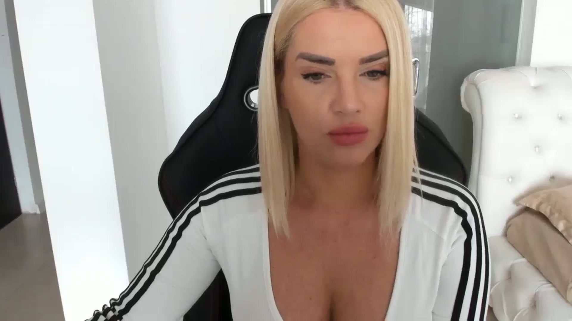 Gallery image thumbnail from Allesia_'s myfreecams stream on, 02/18/2025, 10:43 image 17 of 20