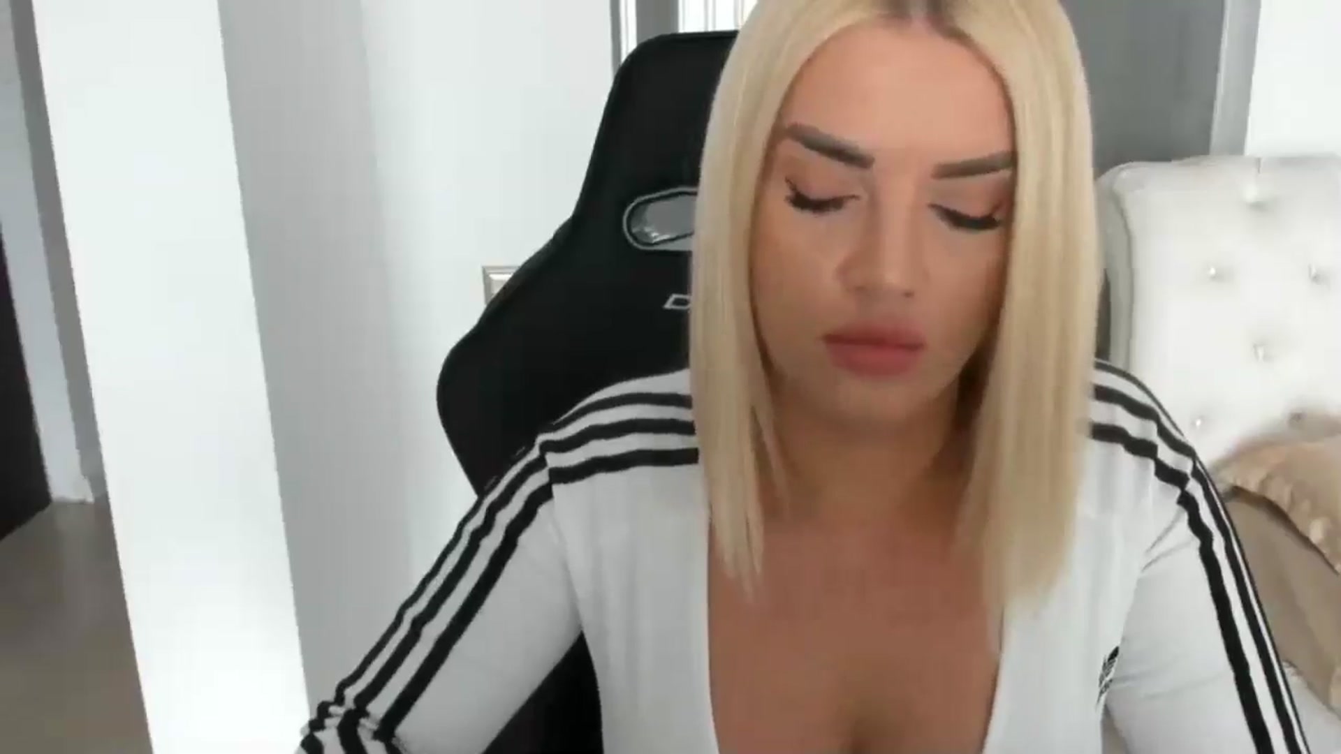 Gallery image thumbnail from Allesia_'s myfreecams stream on, 02/18/2025, 11:39 image 10 of 20