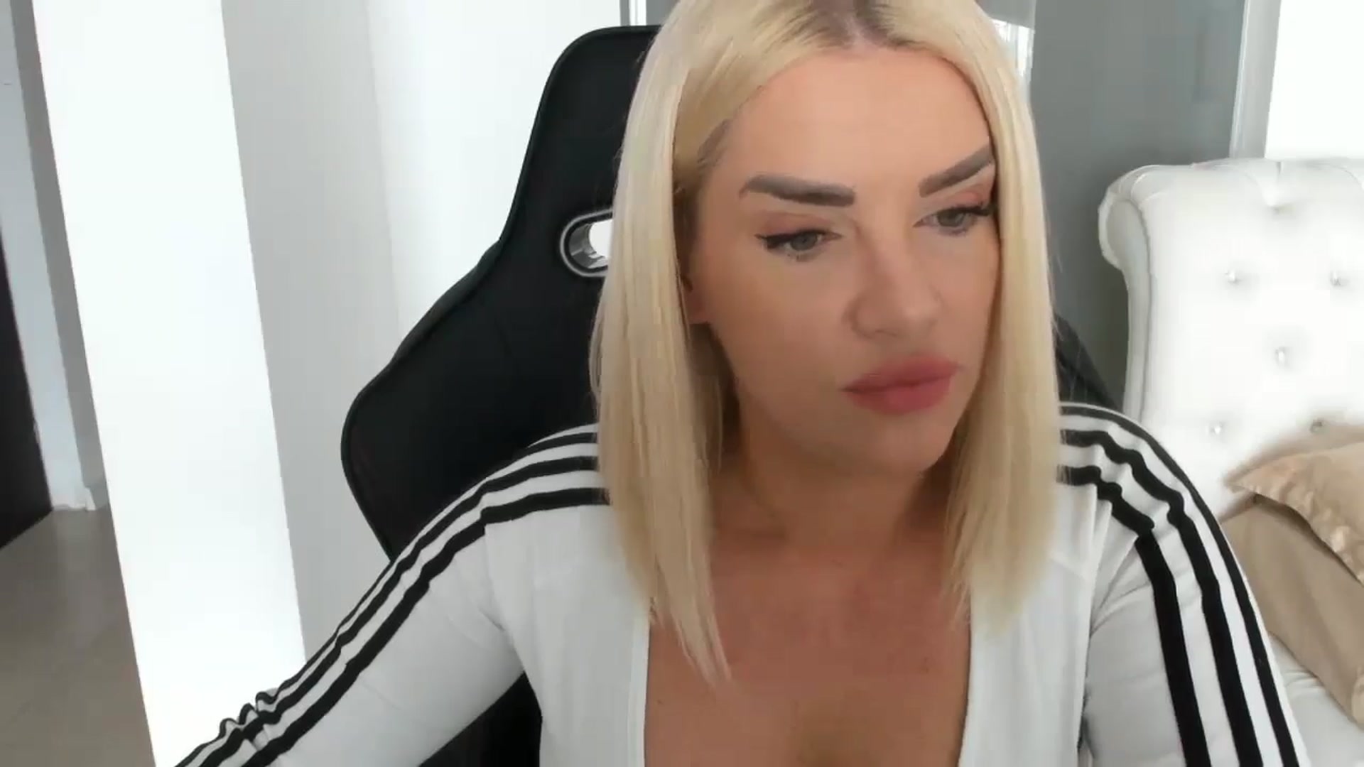 Gallery image thumbnail from Allesia_'s myfreecams stream on, 02/18/2025, 11:39 image 16 of 20