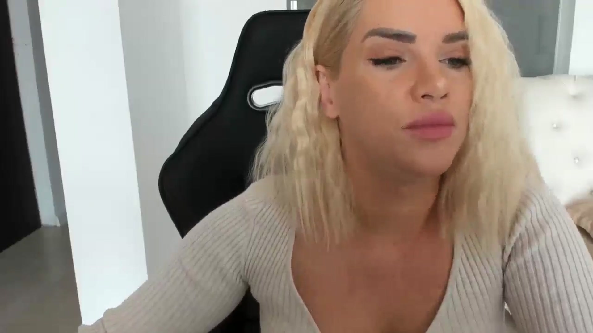 Gallery image thumbnail from Allesia_'s myfreecams stream on, 02/19/2025, 11:16 image 15 of 20