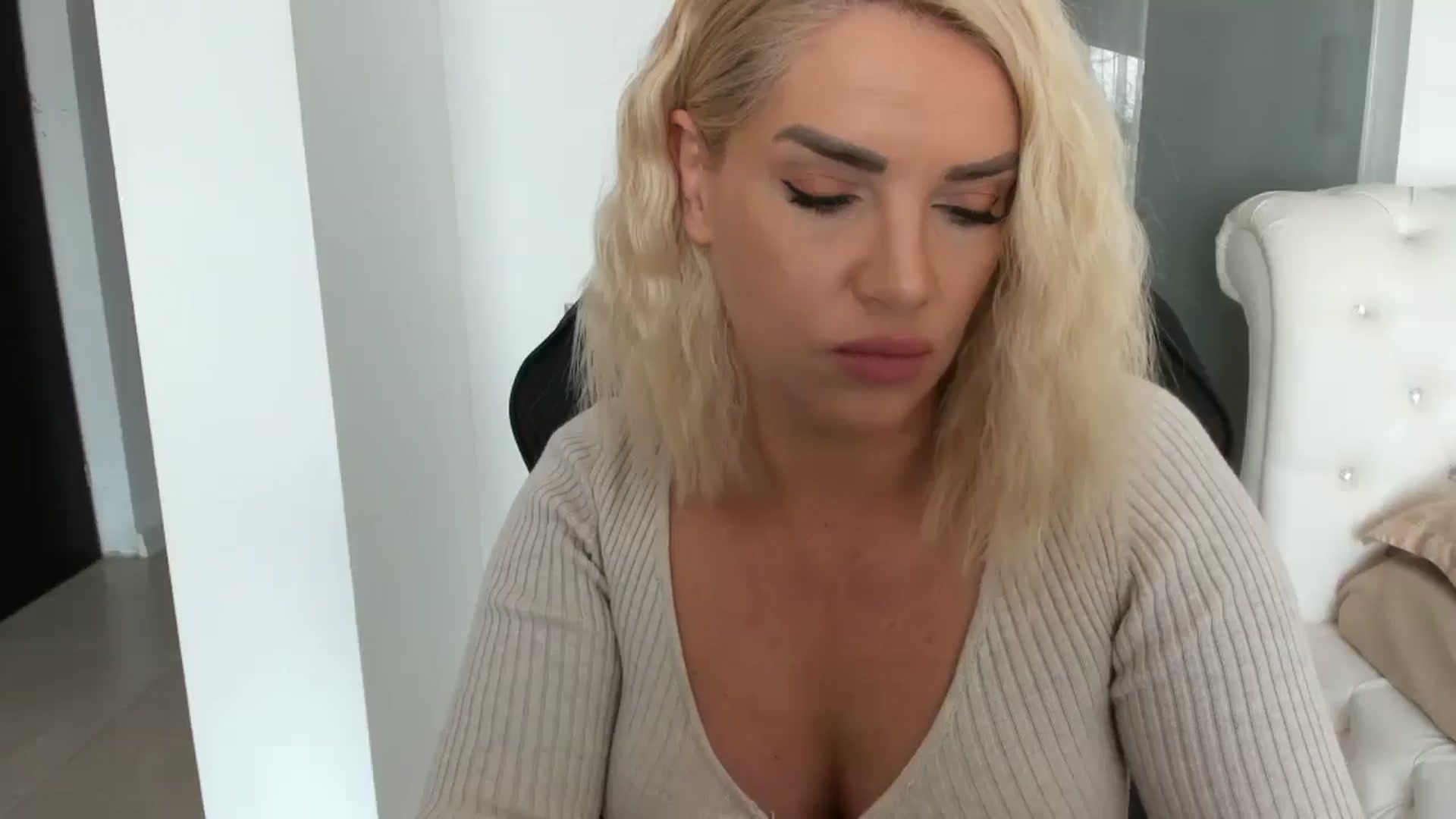 Gallery image thumbnail from Allesia_'s myfreecams stream on, 02/19/2025, 11:16 image 3 of 20