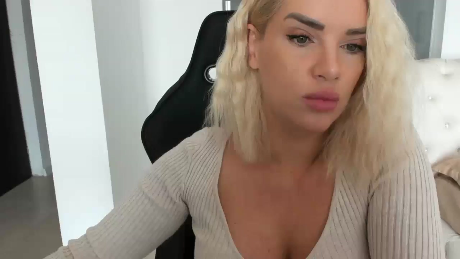Gallery image thumbnail from Allesia_'s myfreecams stream on, 02/19/2025, 11:16 image 1 of 20