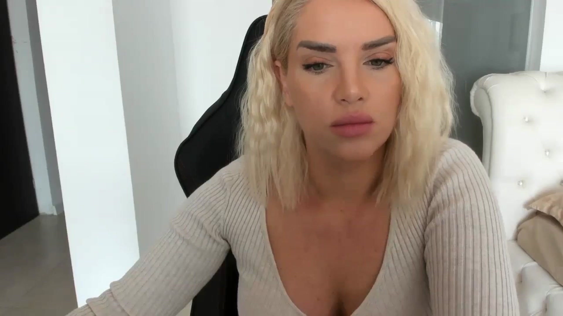 Gallery image thumbnail from Allesia_'s myfreecams stream on, 02/19/2025, 11:16 image 7 of 20