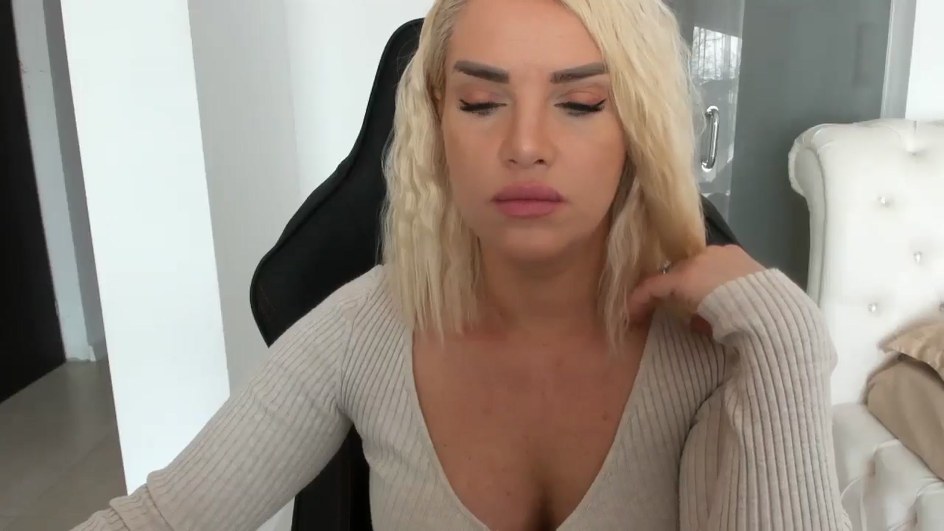 Gallery image thumbnail from Allesia_'s myfreecams stream on, 02/19/2025, 11:16 image 9 of 20