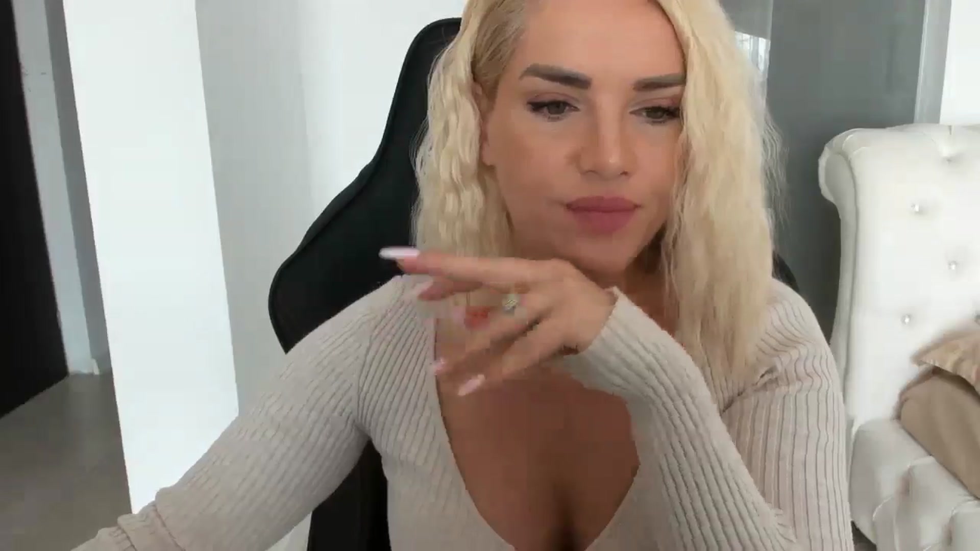 Gallery image thumbnail from Allesia_'s myfreecams stream on, 02/19/2025, 11:16 image 8 of 20