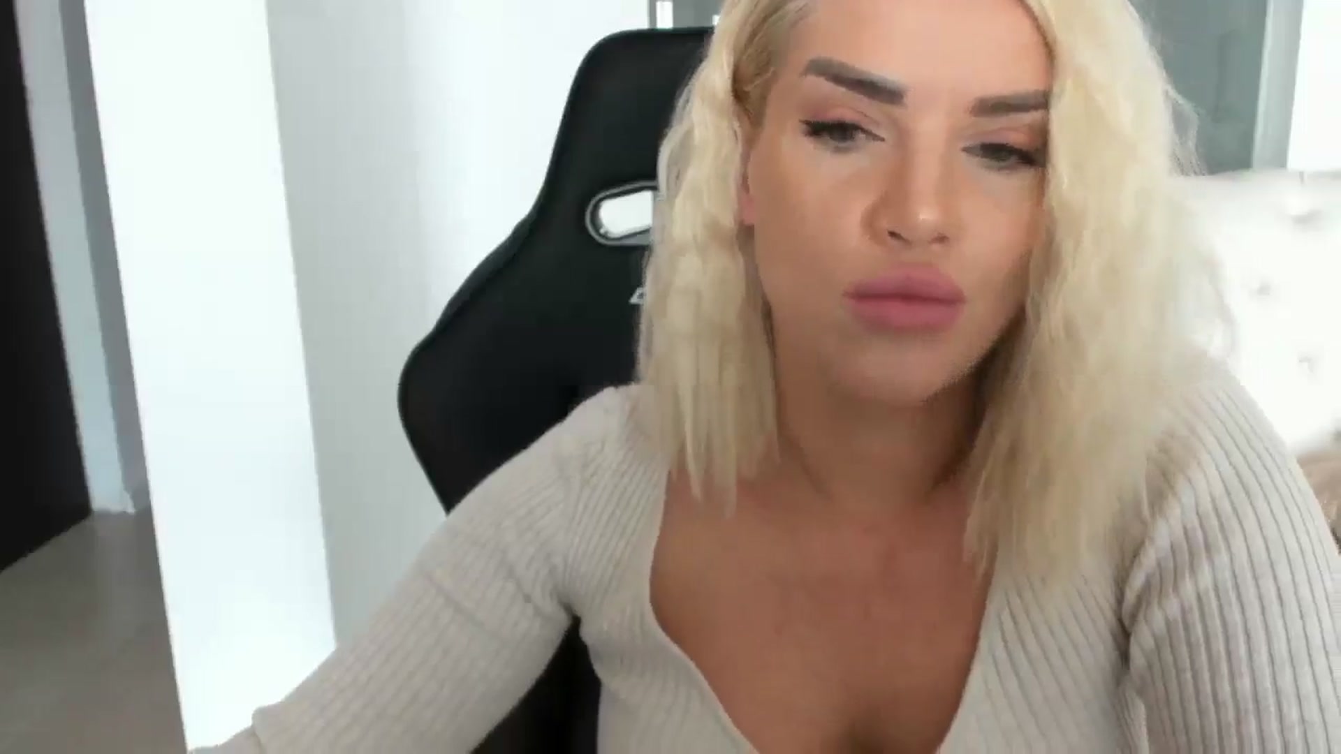 Gallery image thumbnail from Allesia_'s myfreecams stream on, 02/19/2025, 11:36 image 4 of 20