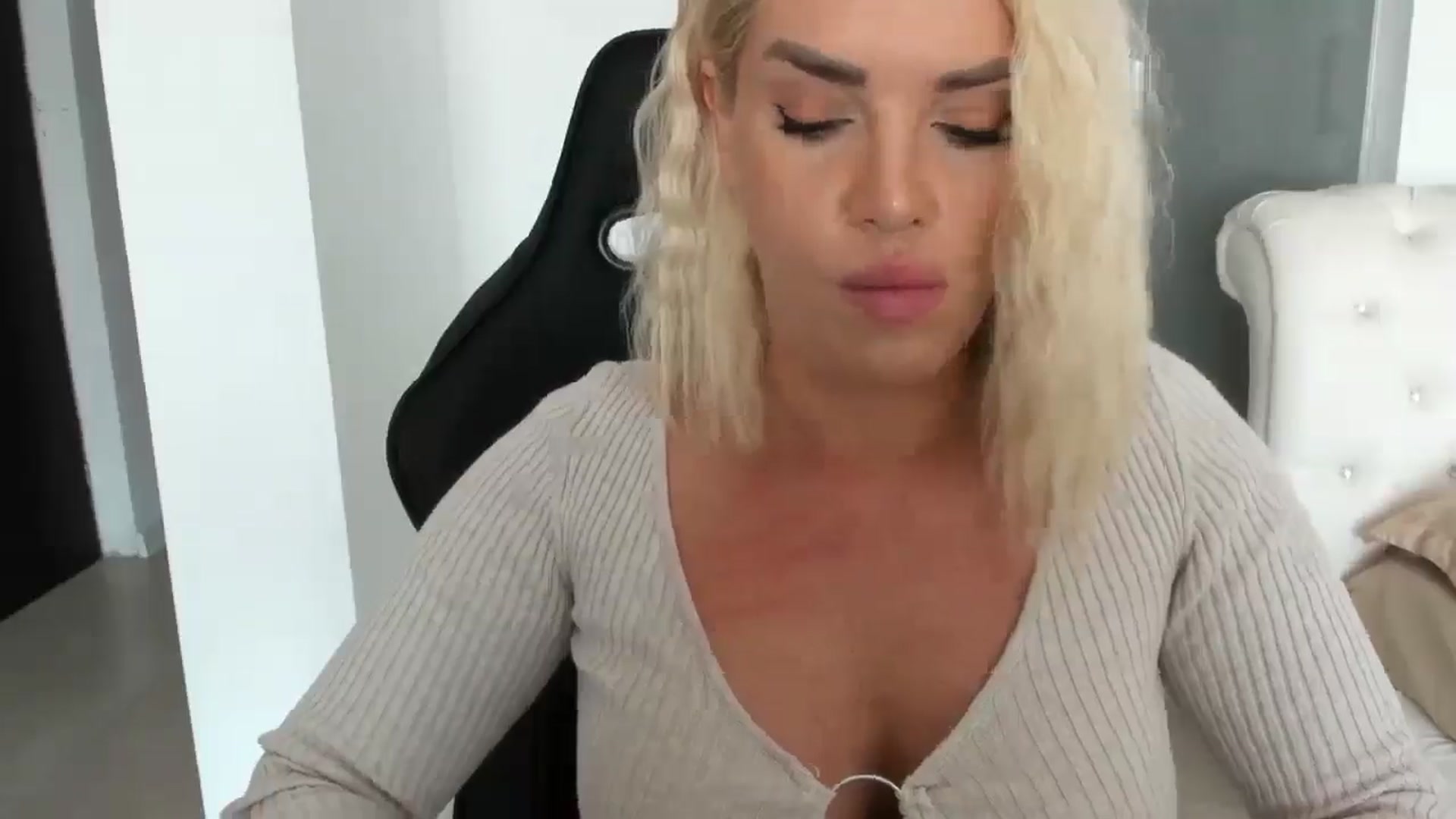 Gallery image thumbnail from Allesia_'s myfreecams stream on, 02/19/2025, 11:36 image 17 of 20