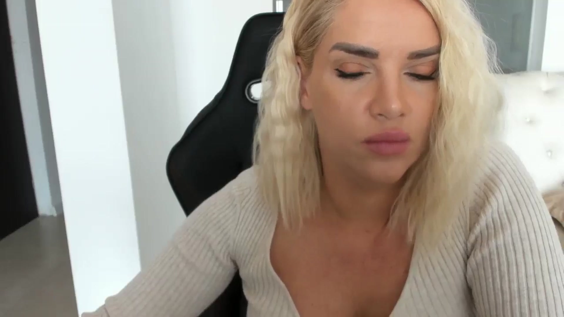 Gallery image thumbnail from Allesia_'s myfreecams stream on, 02/19/2025, 11:36 image 3 of 20