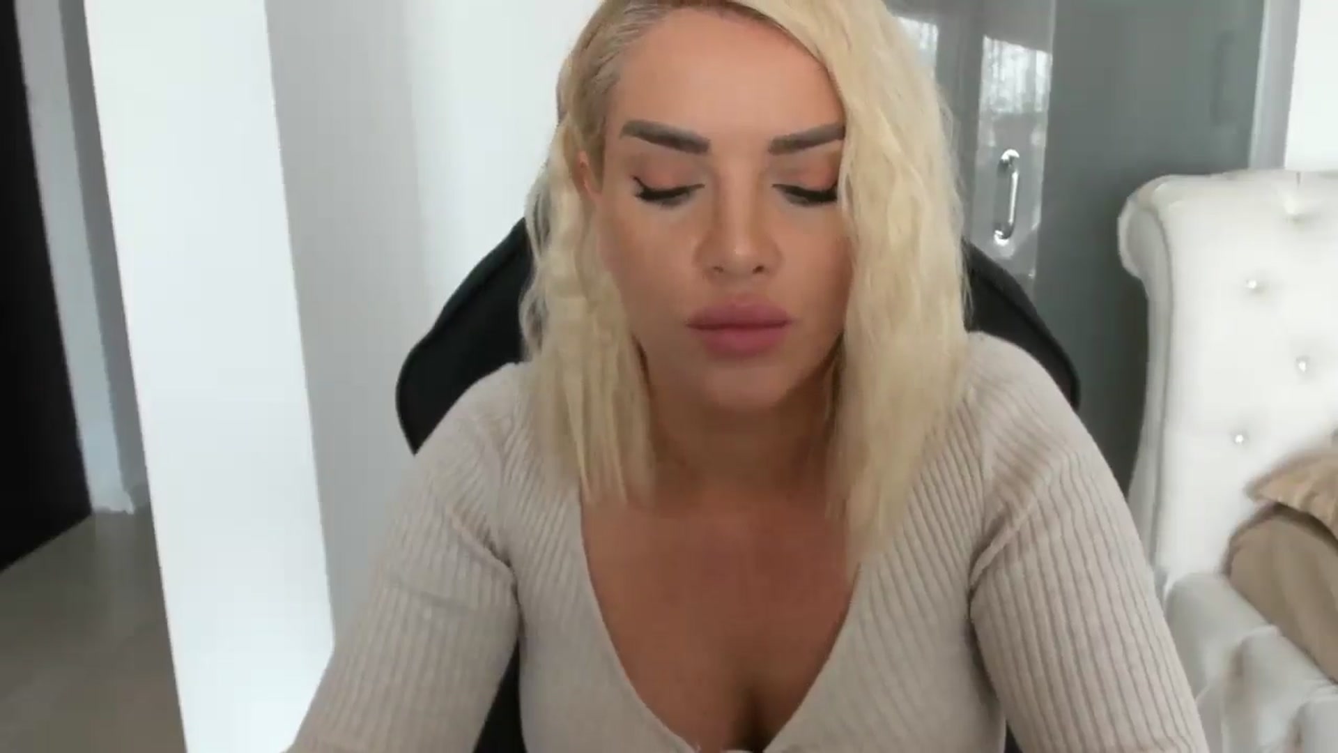 Gallery image thumbnail from Allesia_'s myfreecams stream on, 02/19/2025, 11:36 image 5 of 20