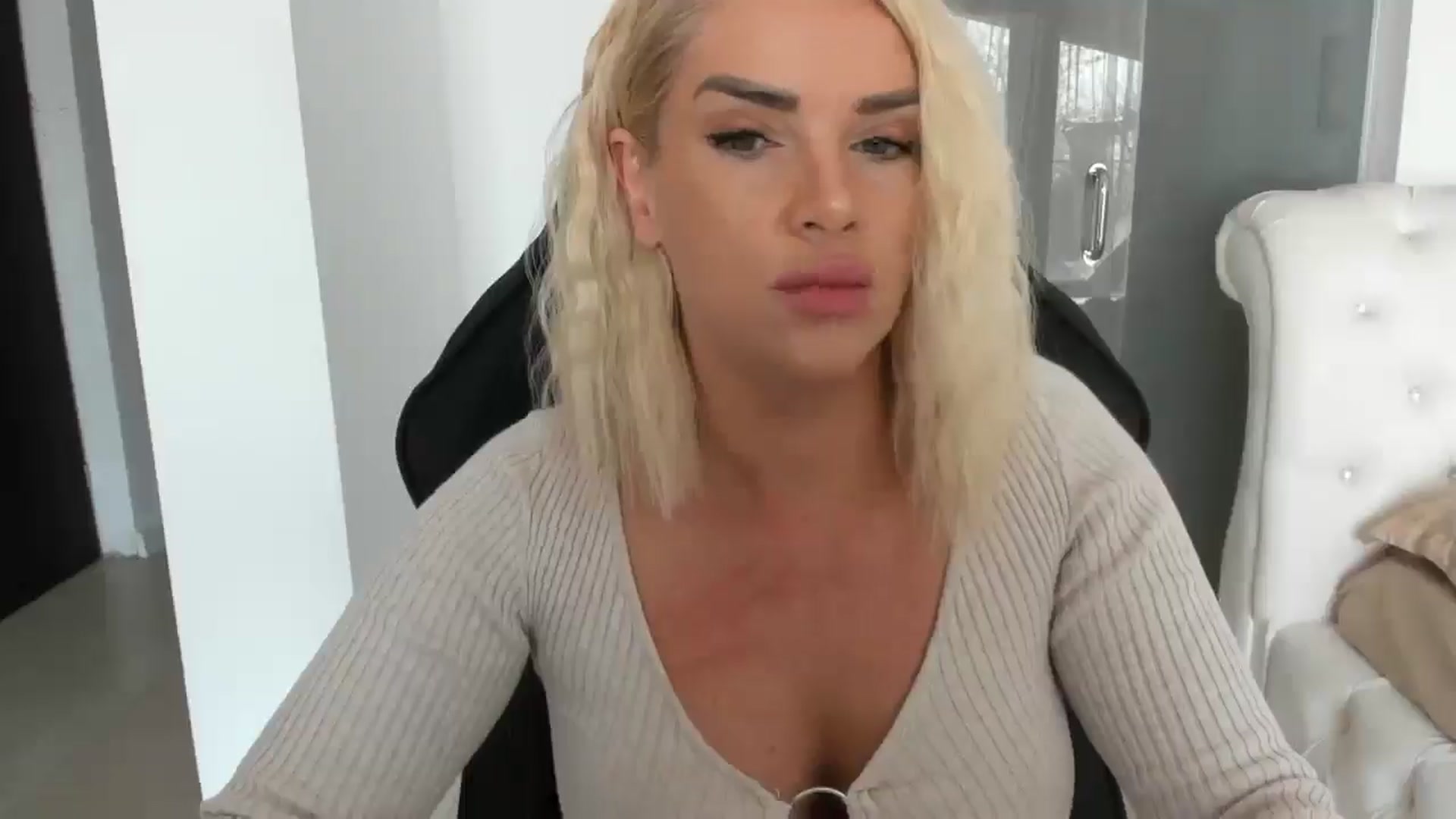Gallery image thumbnail from Allesia_'s myfreecams stream on, 02/19/2025, 11:36 image 14 of 20