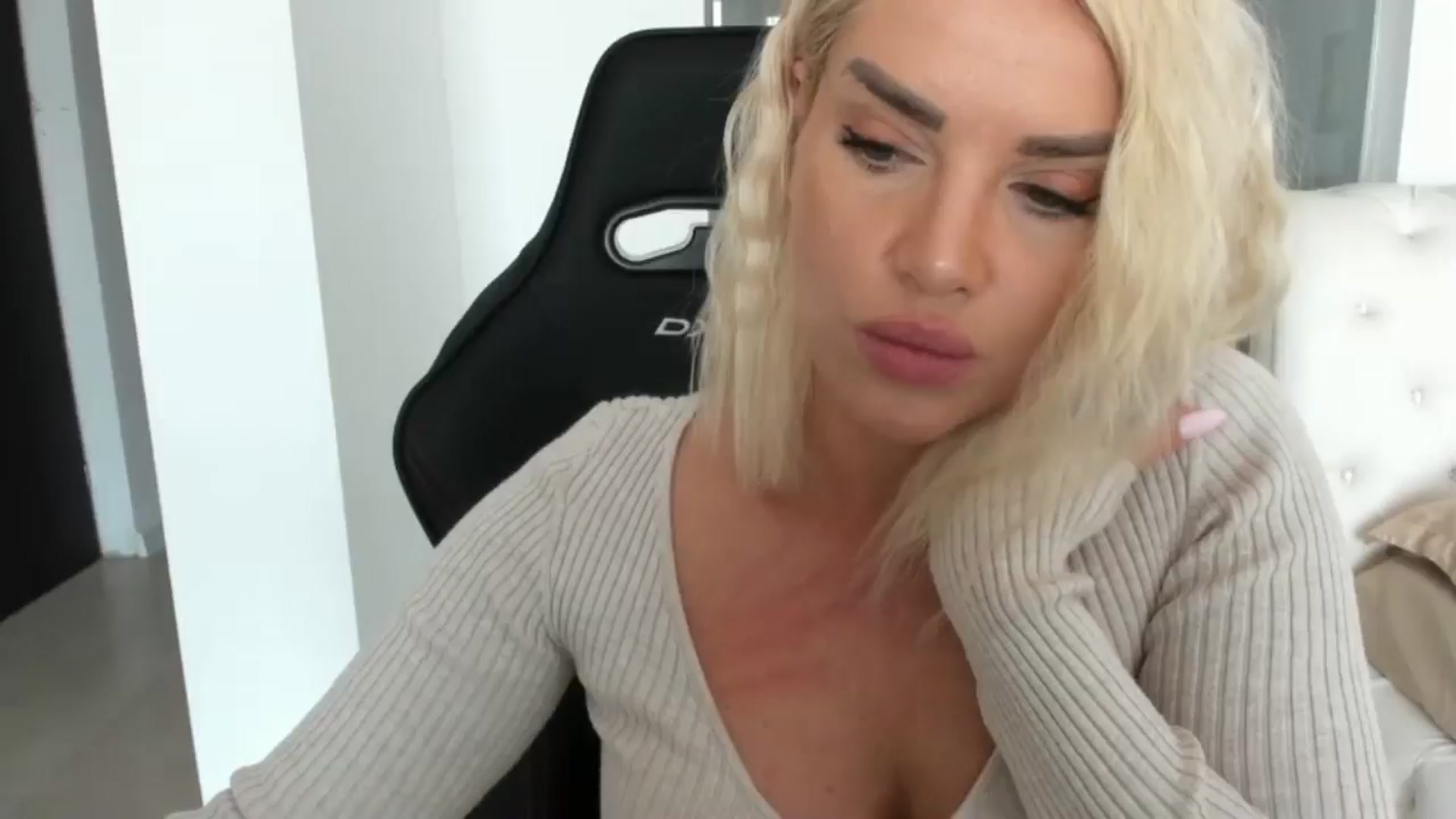 Gallery image thumbnail from Allesia_'s myfreecams stream on, 02/19/2025, 11:36 image 16 of 20