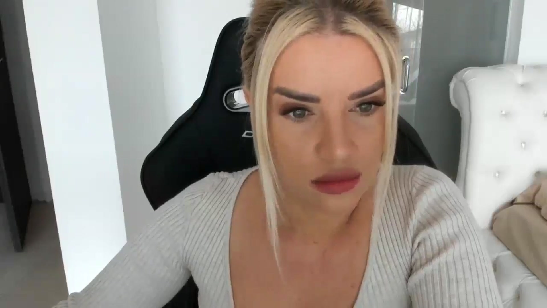 Gallery image thumbnail from Allesia_'s myfreecams stream on, 02/28/2025, 11:04 image 10 of 20