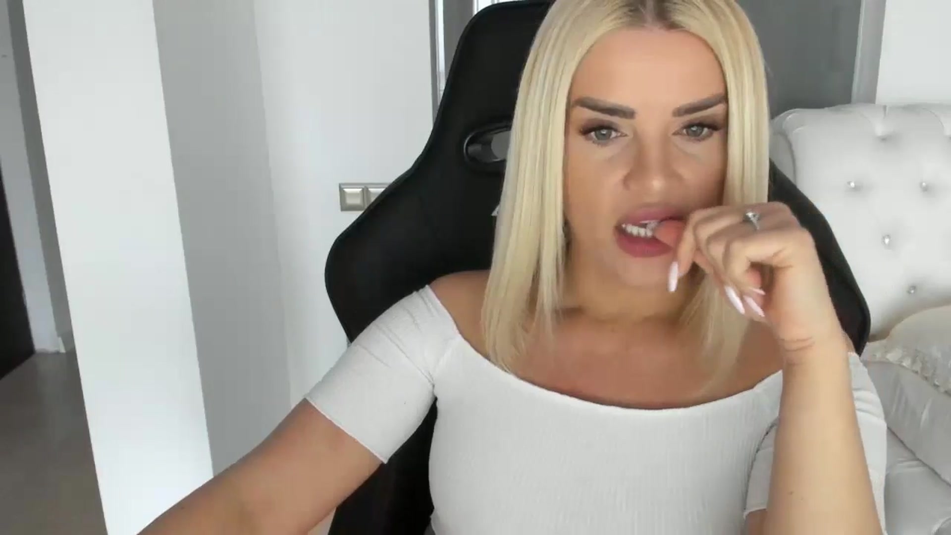 Gallery image thumbnail from Allesia_'s myfreecams stream on, 03/01/2025, 11:35 image 2 of 20