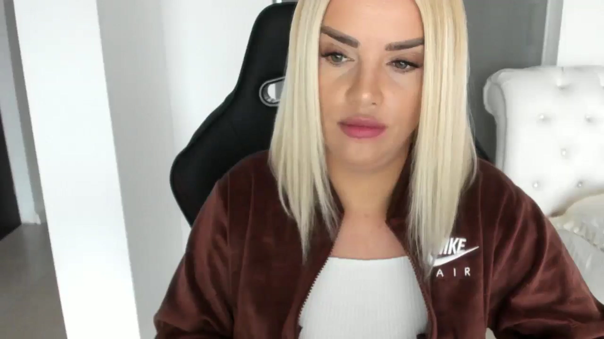 Gallery image thumbnail from Allesia_'s myfreecams stream on, 03/01/2025, 11:35 image 14 of 20