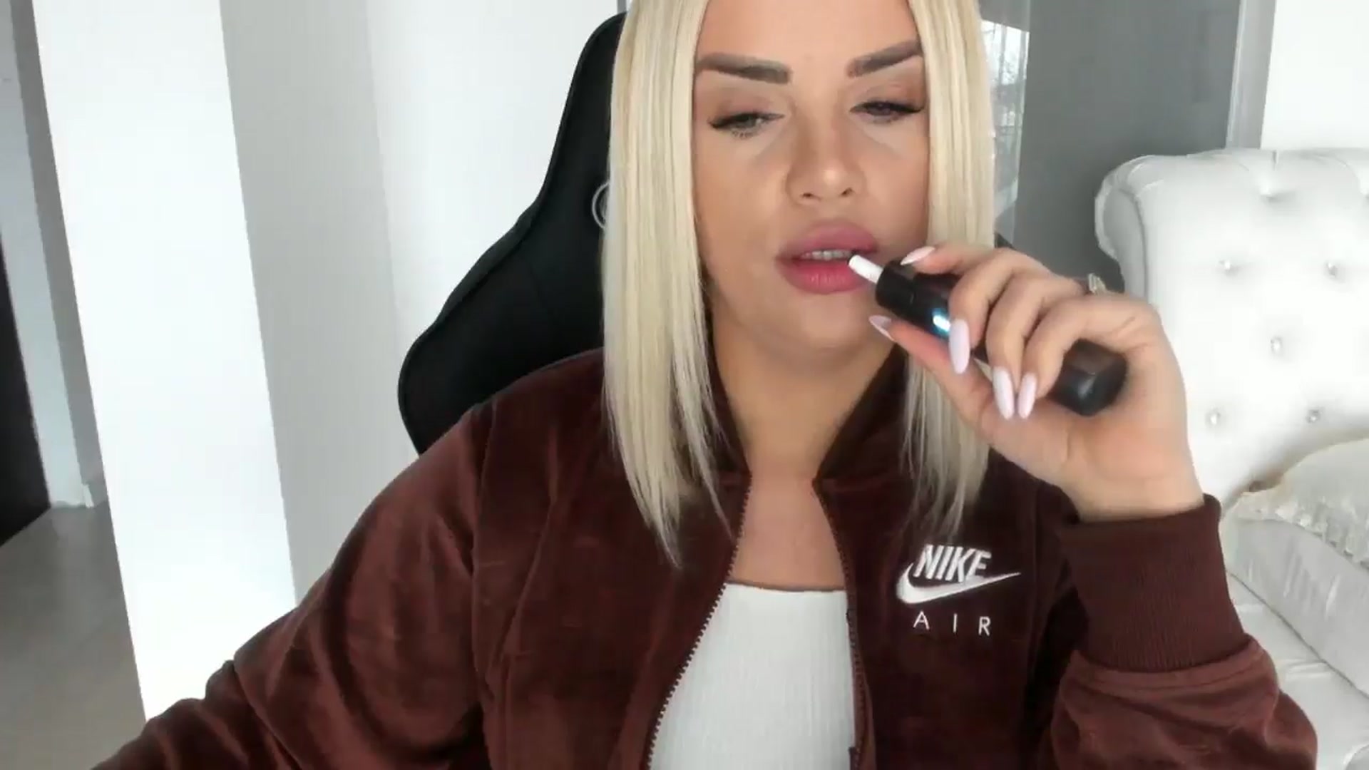 Gallery image thumbnail from Allesia_'s myfreecams stream on, 03/01/2025, 11:35 image 17 of 20