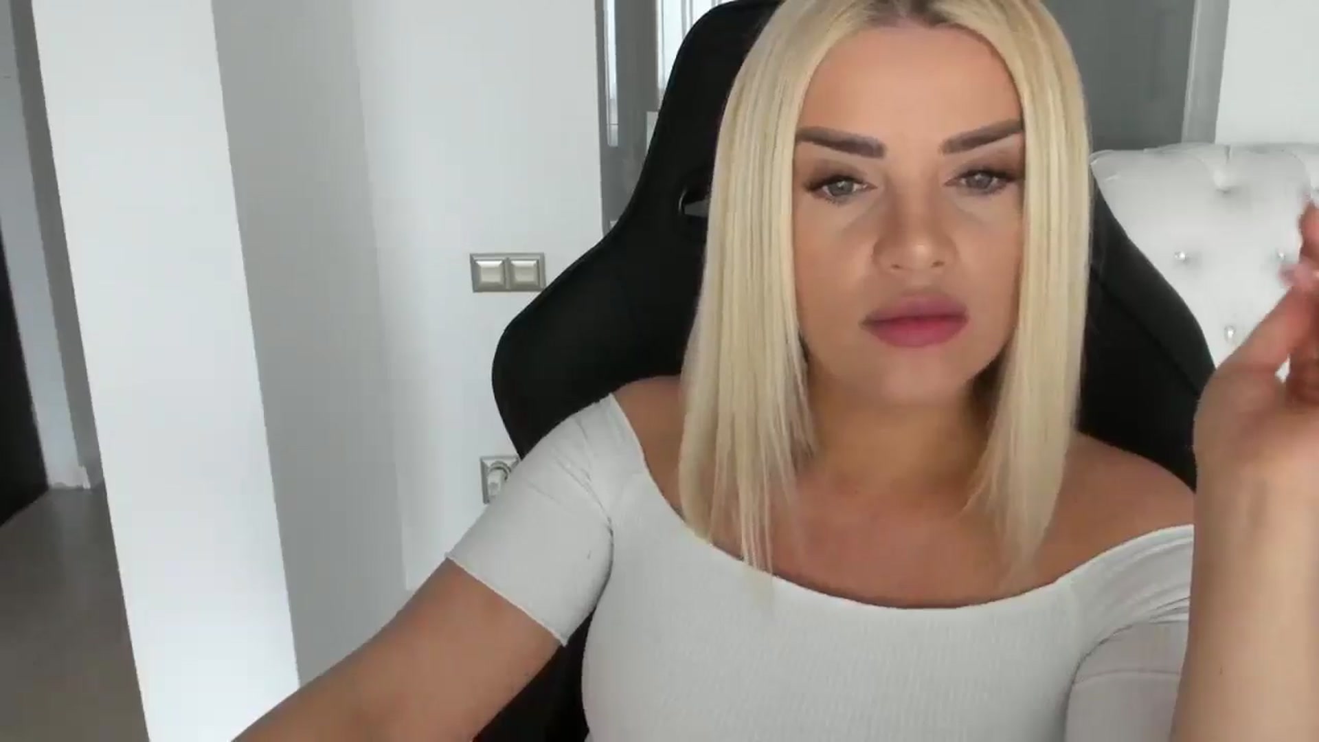 Gallery image thumbnail from Allesia_'s myfreecams stream on, 03/01/2025, 11:35 image 8 of 20