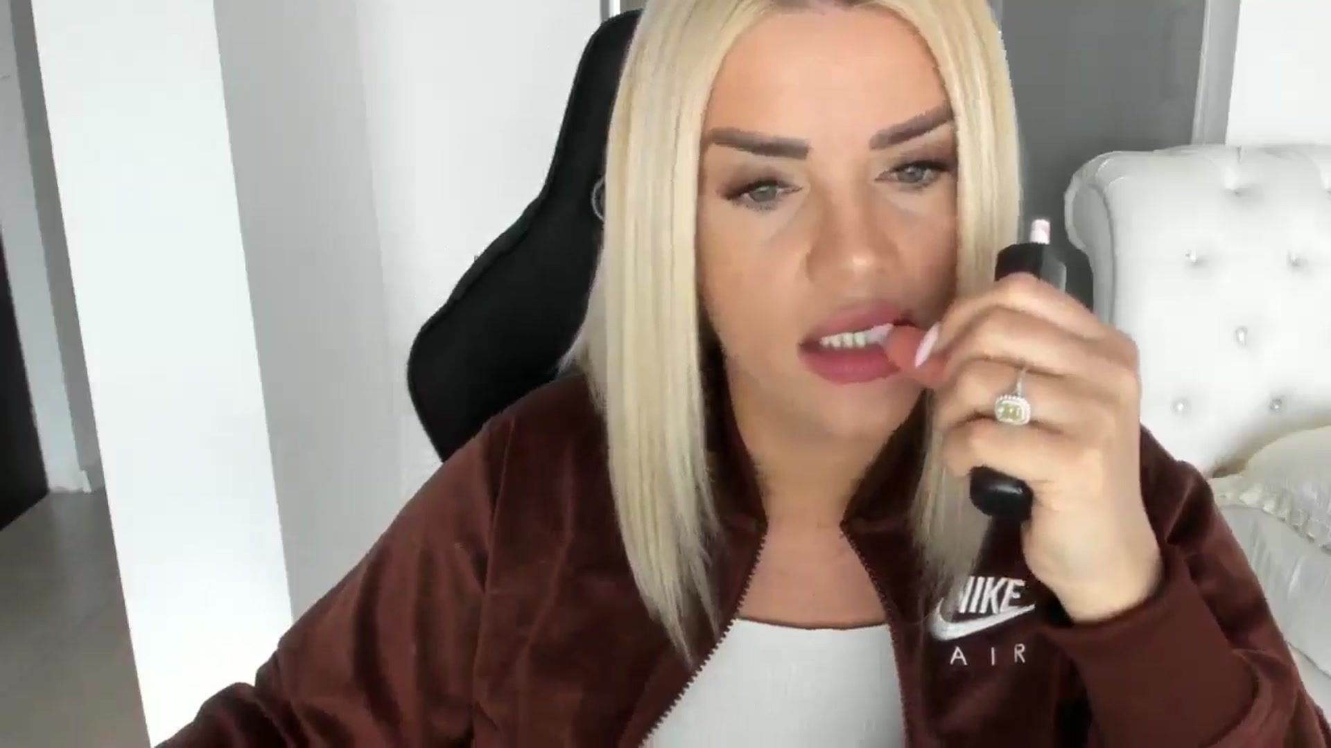 Gallery image thumbnail from Allesia_'s myfreecams stream on, 03/01/2025, 11:35 image 19 of 20