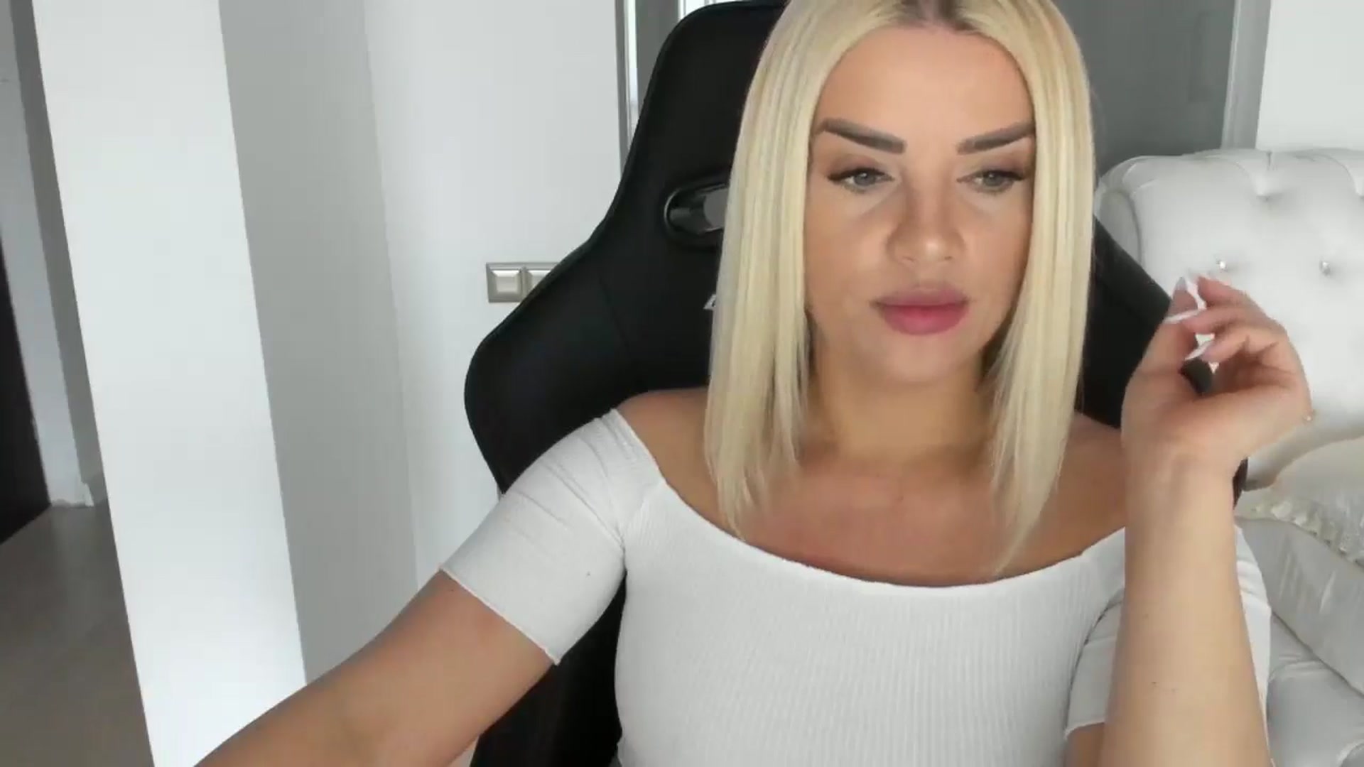 Gallery image thumbnail from Allesia_'s myfreecams stream on, 03/01/2025, 11:35 image 3 of 20
